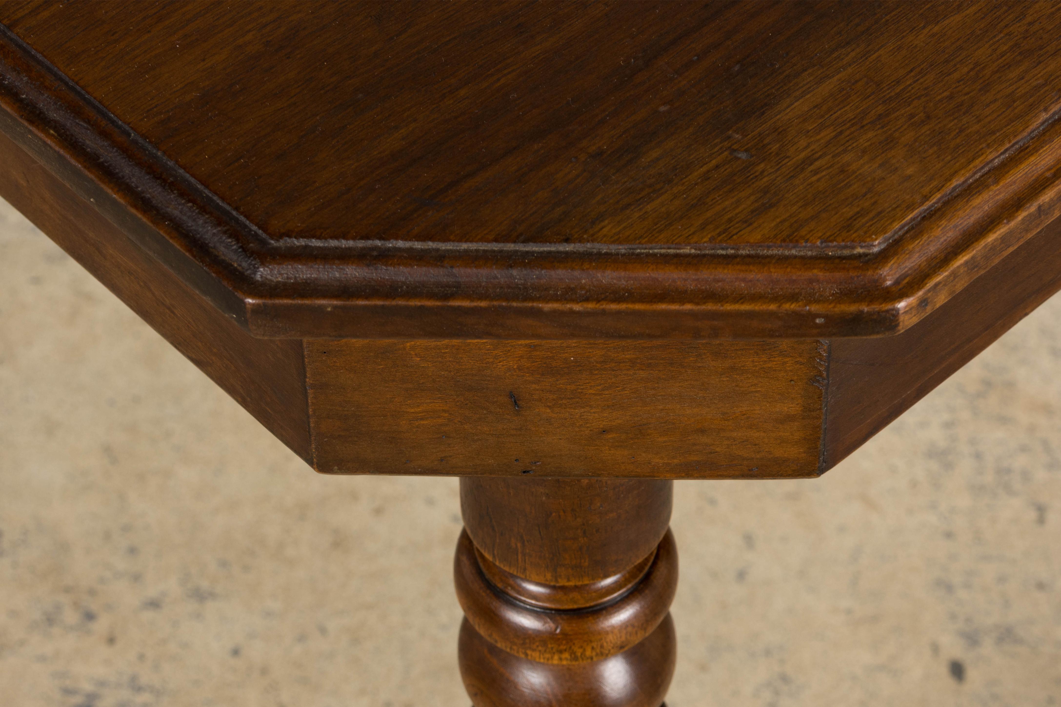 Un'affascinante scrivania o tavolo da lavoro francese della fine del XIX secolo in stile Louis Philippe, proveniente dalla Provenza, in Francia. Realizzato a mano in noce massiccio, il tavolo presenta una patina ricca e naturalmente invecchiata. È
