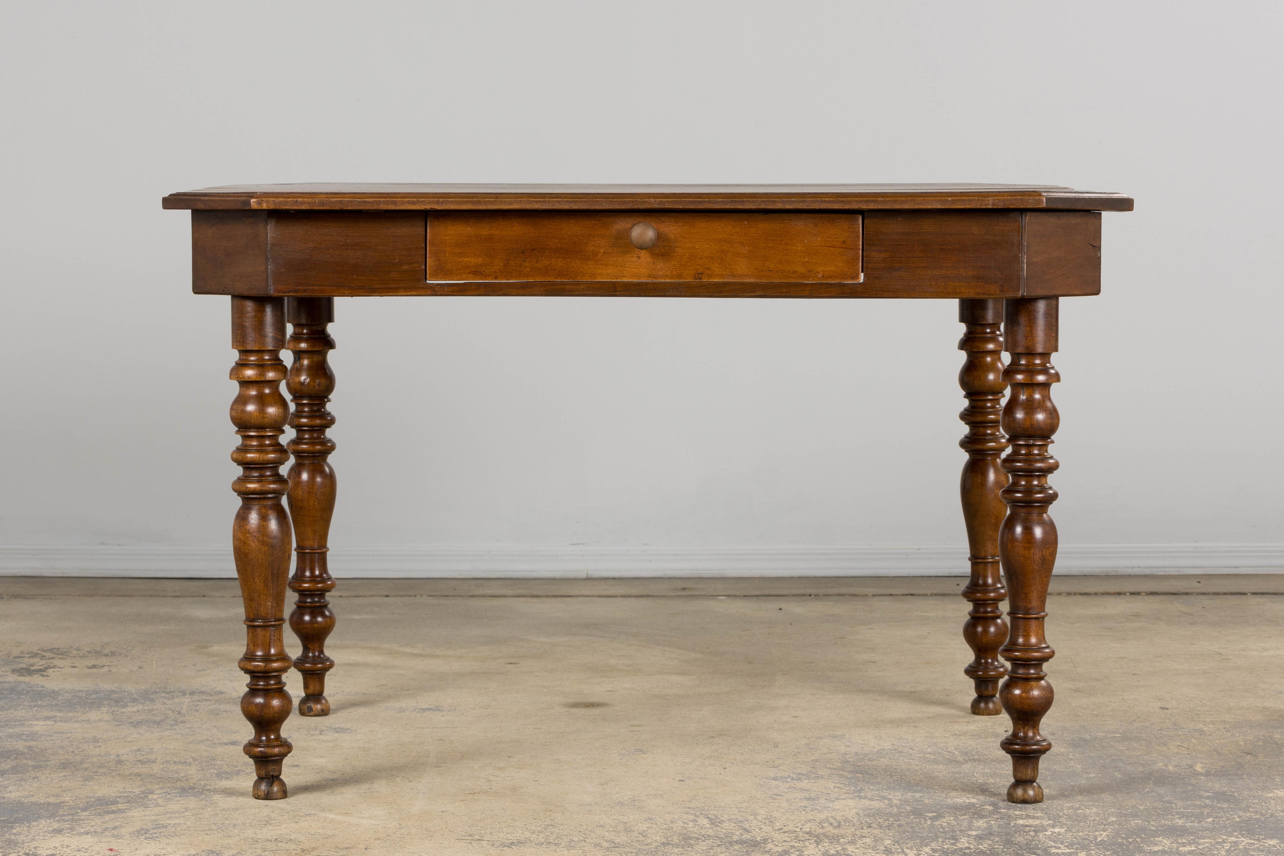 Stile provenzale Scrittoio in legno di noce in stile Louis Philippe del XIX secolo in vendita