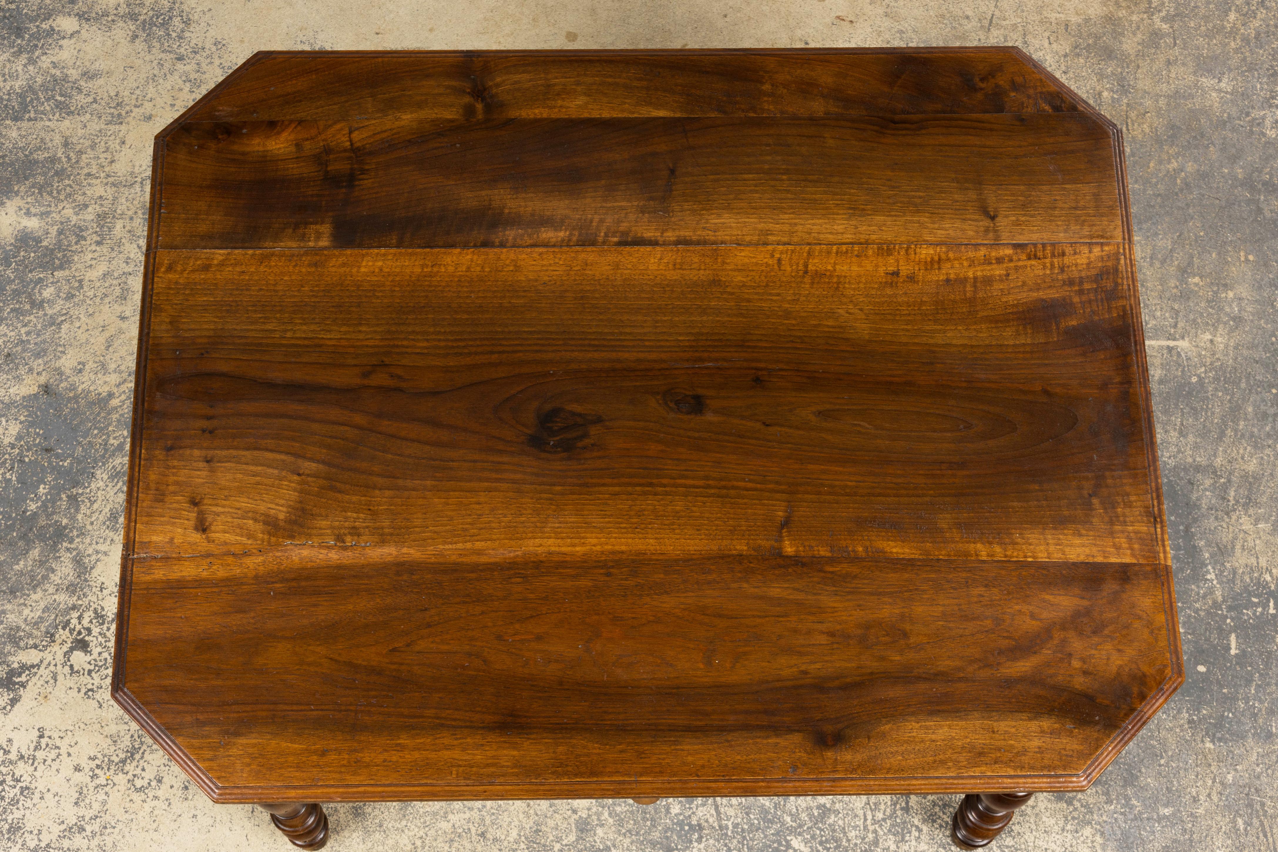 Francese Scrittoio in legno di noce in stile Louis Philippe del XIX secolo in vendita
