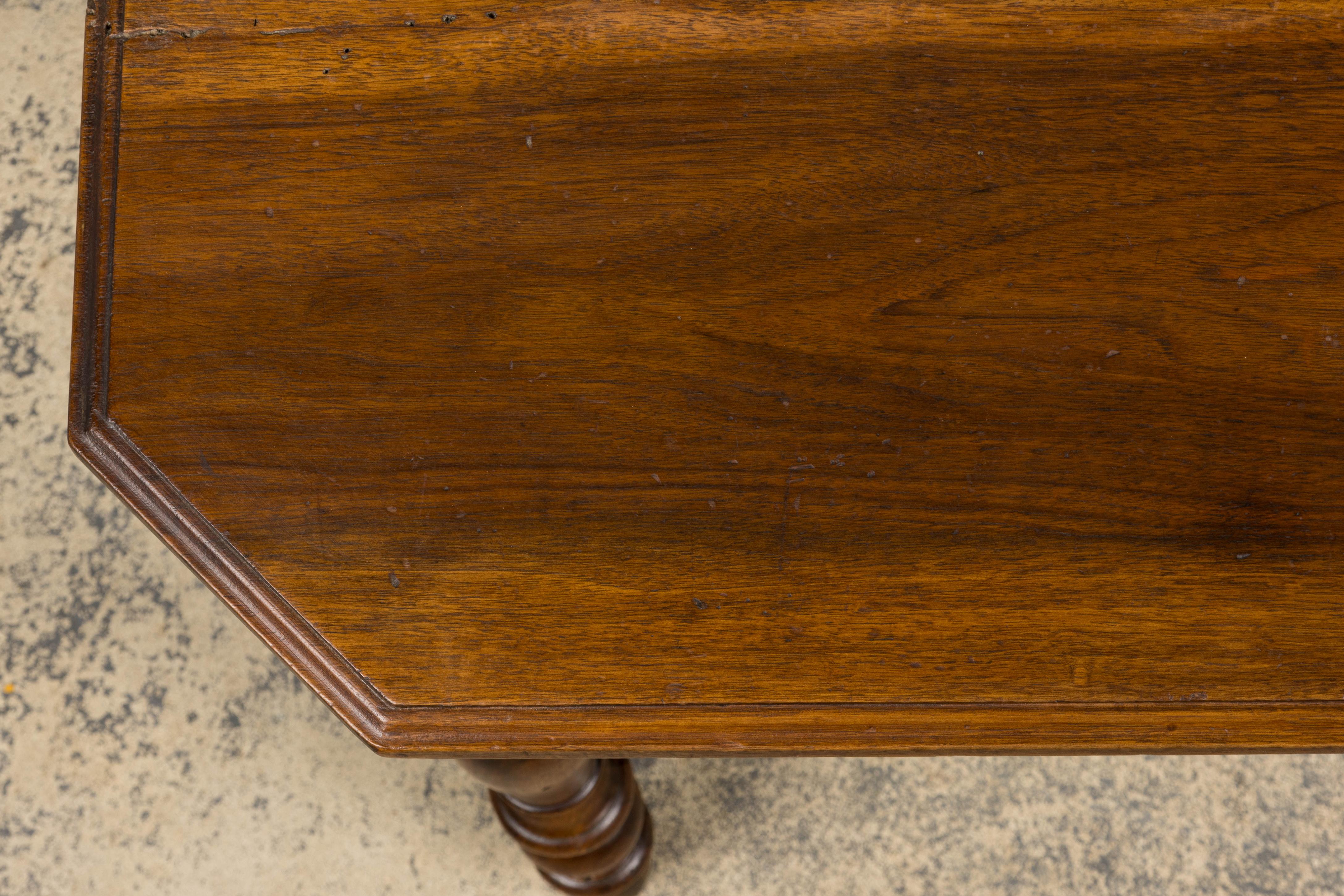 Intagliato a mano Scrittoio in legno di noce in stile Louis Philippe del XIX secolo in vendita