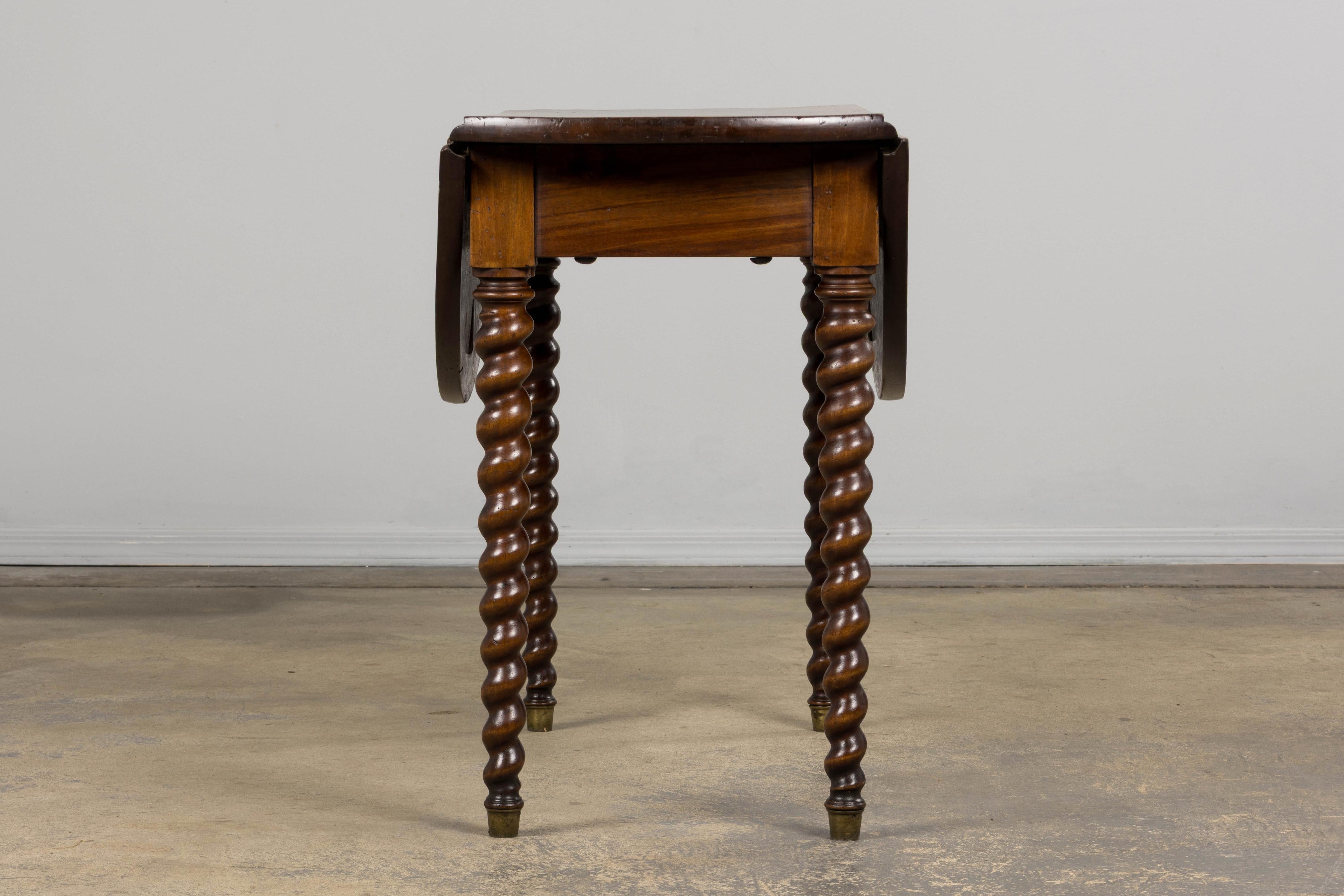 19th Century Country French Louis XIII Walnut Drop Leaf Table For Sale 5