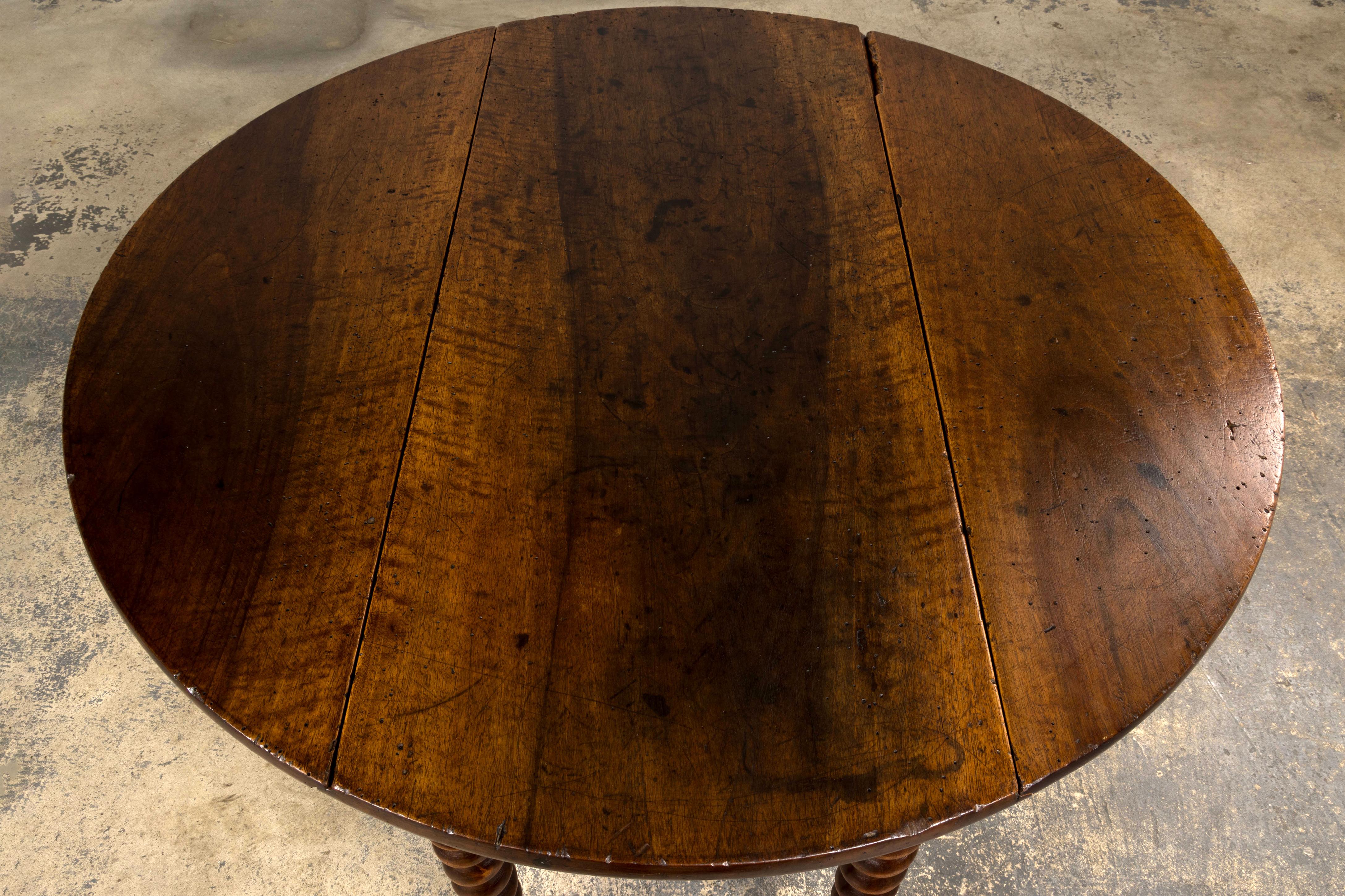 19th Century Country French Louis XIII Walnut Drop Leaf Table For Sale 6