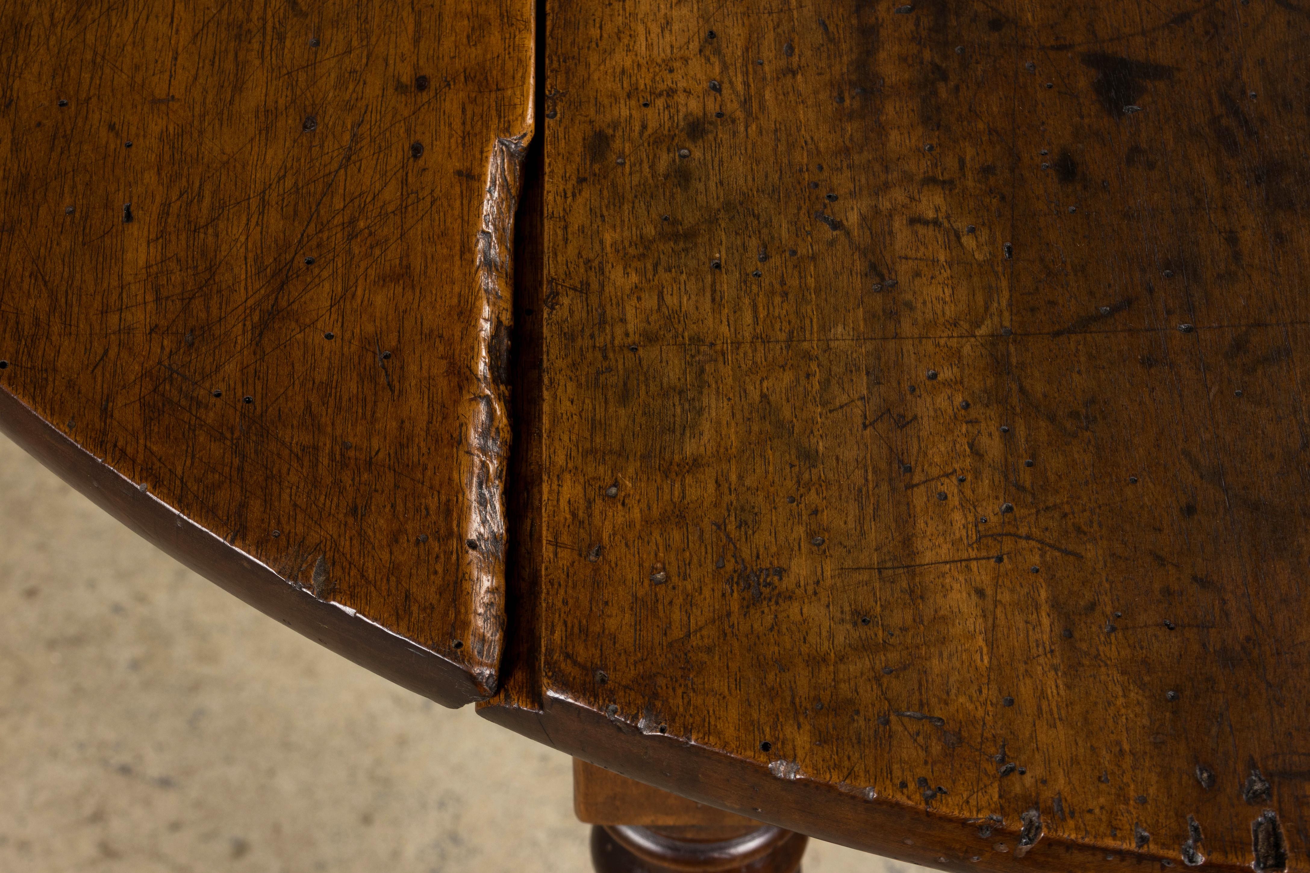 19th Century Country French Louis XIII Walnut Drop Leaf Table For Sale 7