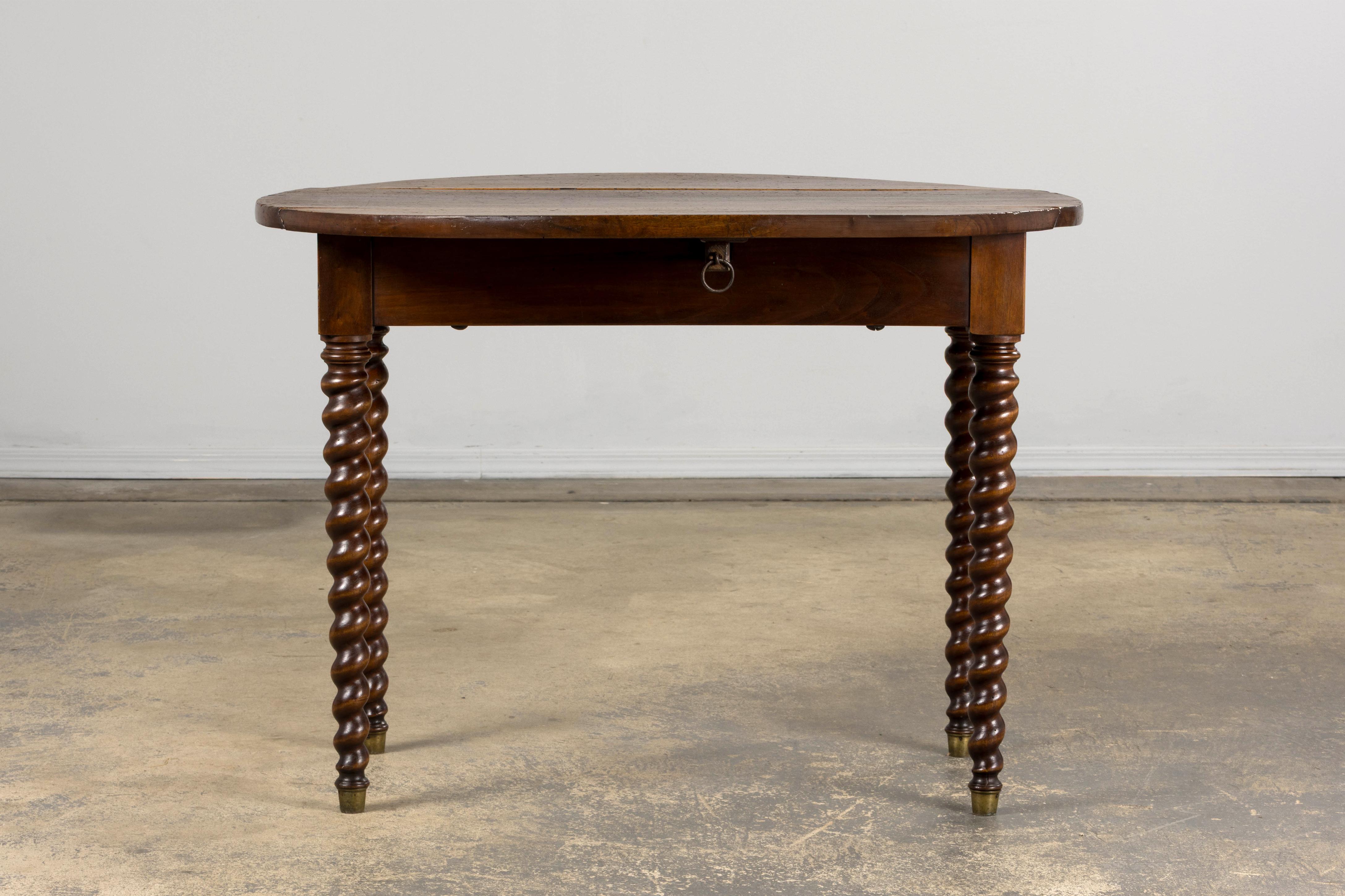 19th Century Country French Louis XIII Walnut Drop Leaf Table For Sale 9