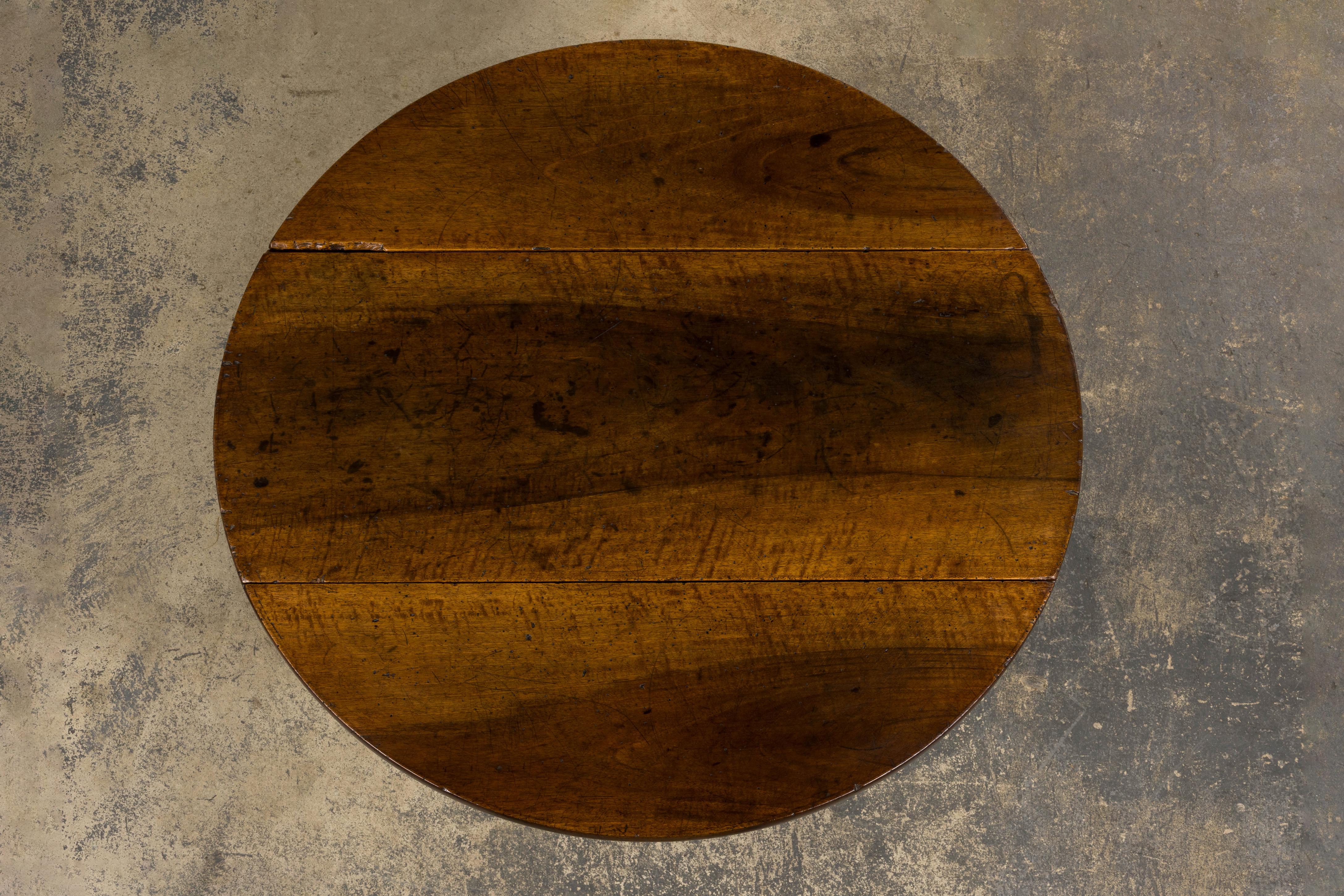 19th Century Country French Louis XIII Walnut Drop Leaf Table For Sale 10