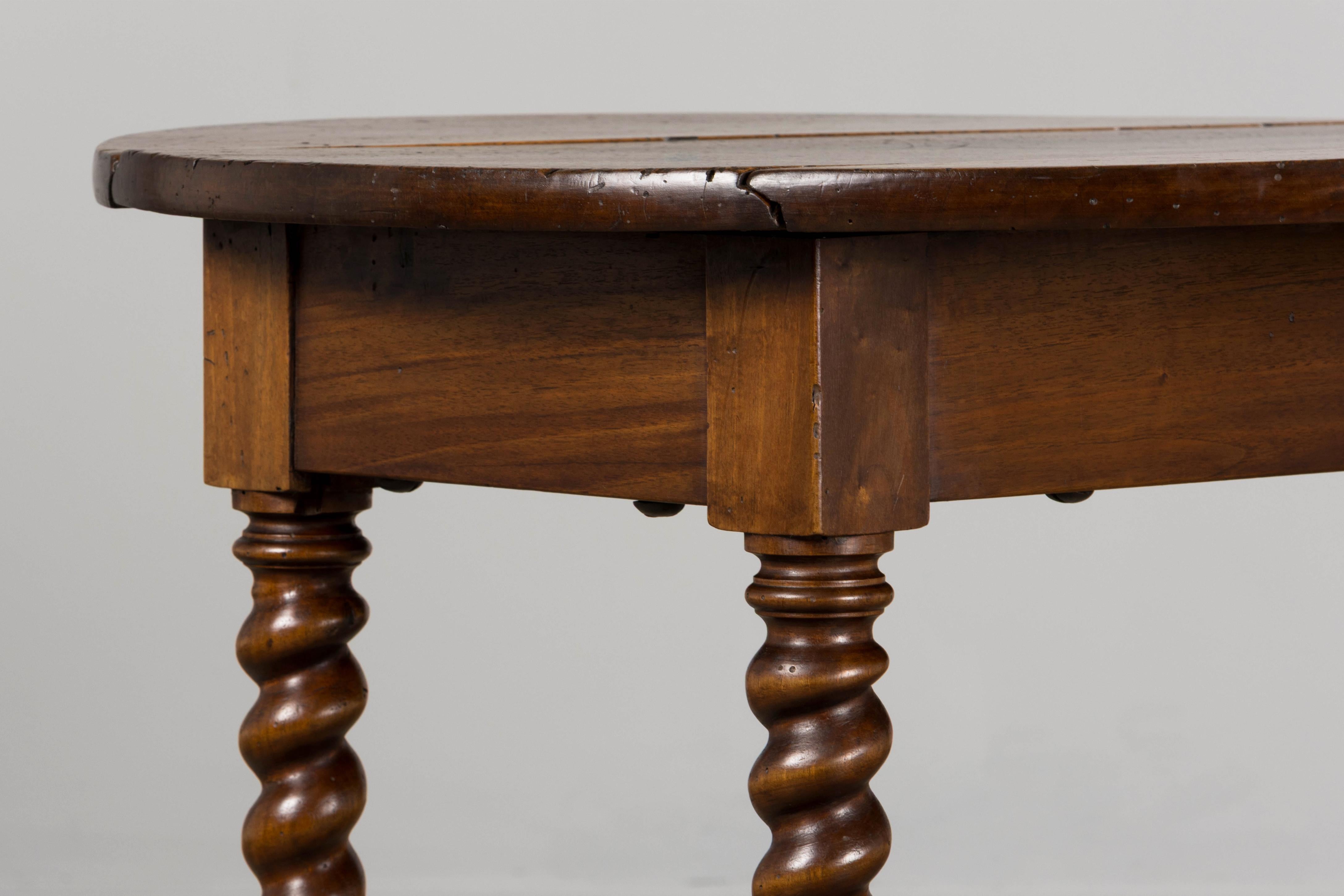19th Century Country French Louis XIII Walnut Drop Leaf Table For Sale 12