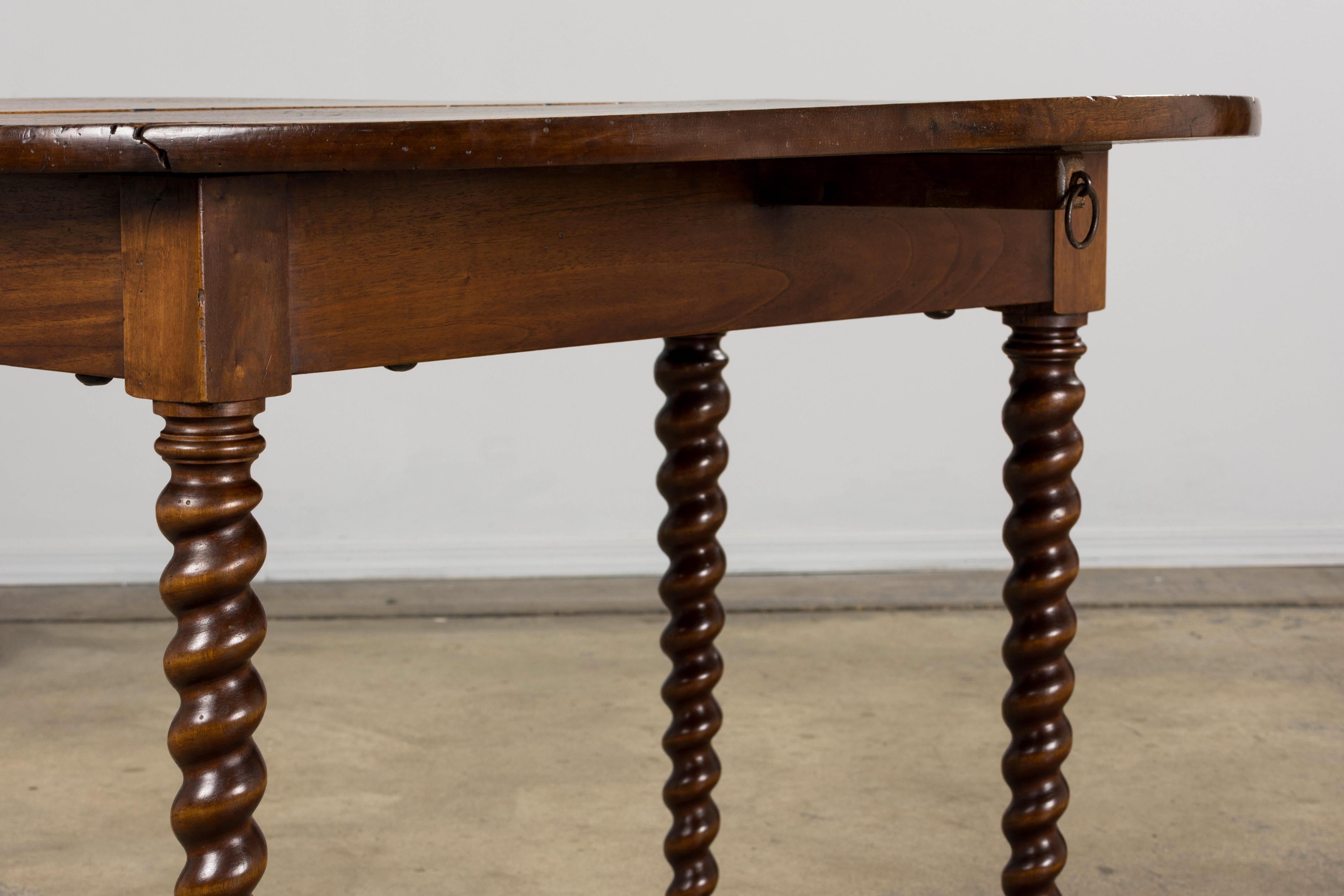 19th Century Country French Louis XIII Walnut Drop Leaf Table For Sale 13