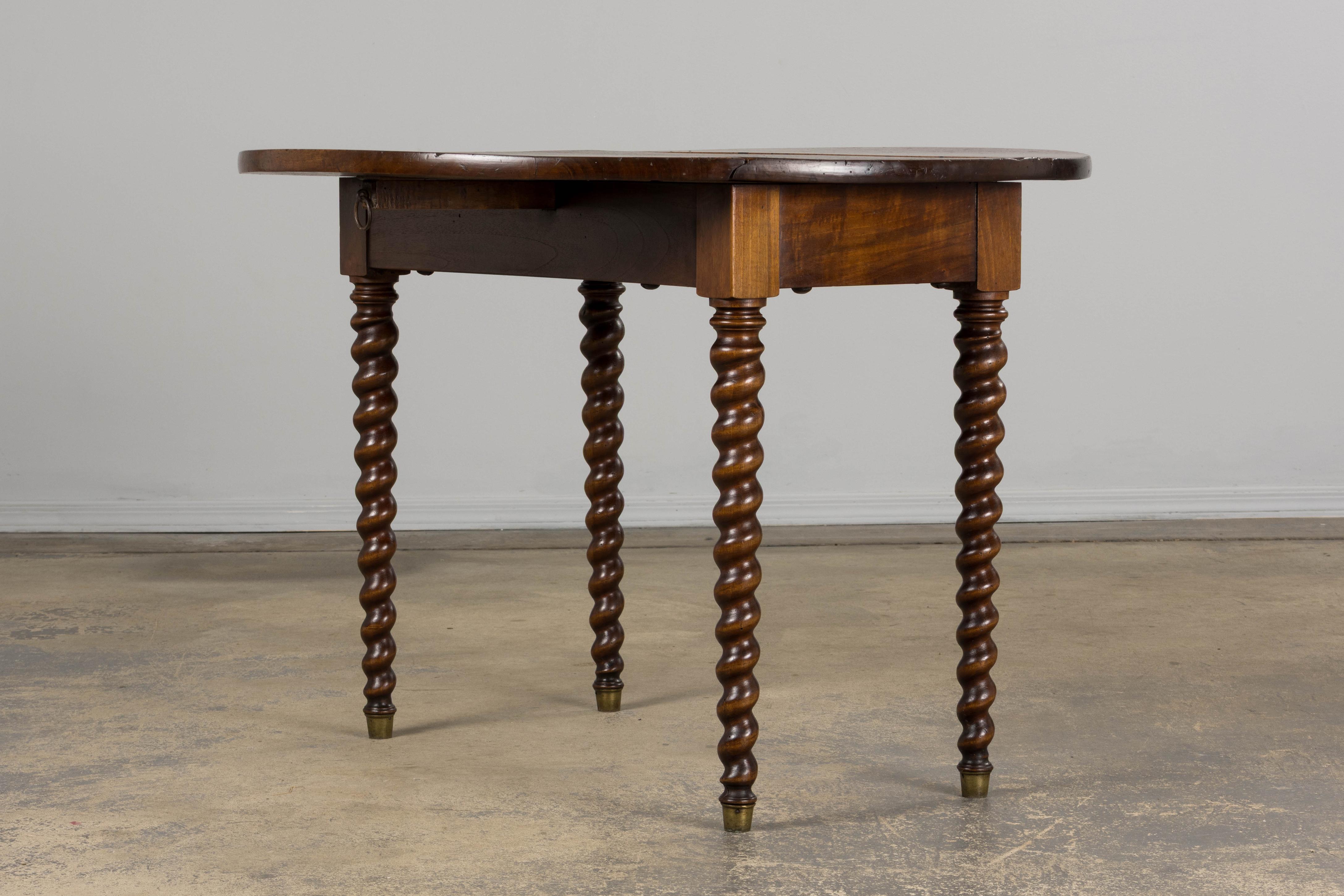 19th Century Country French Louis XIII Walnut Drop Leaf Table For Sale 14