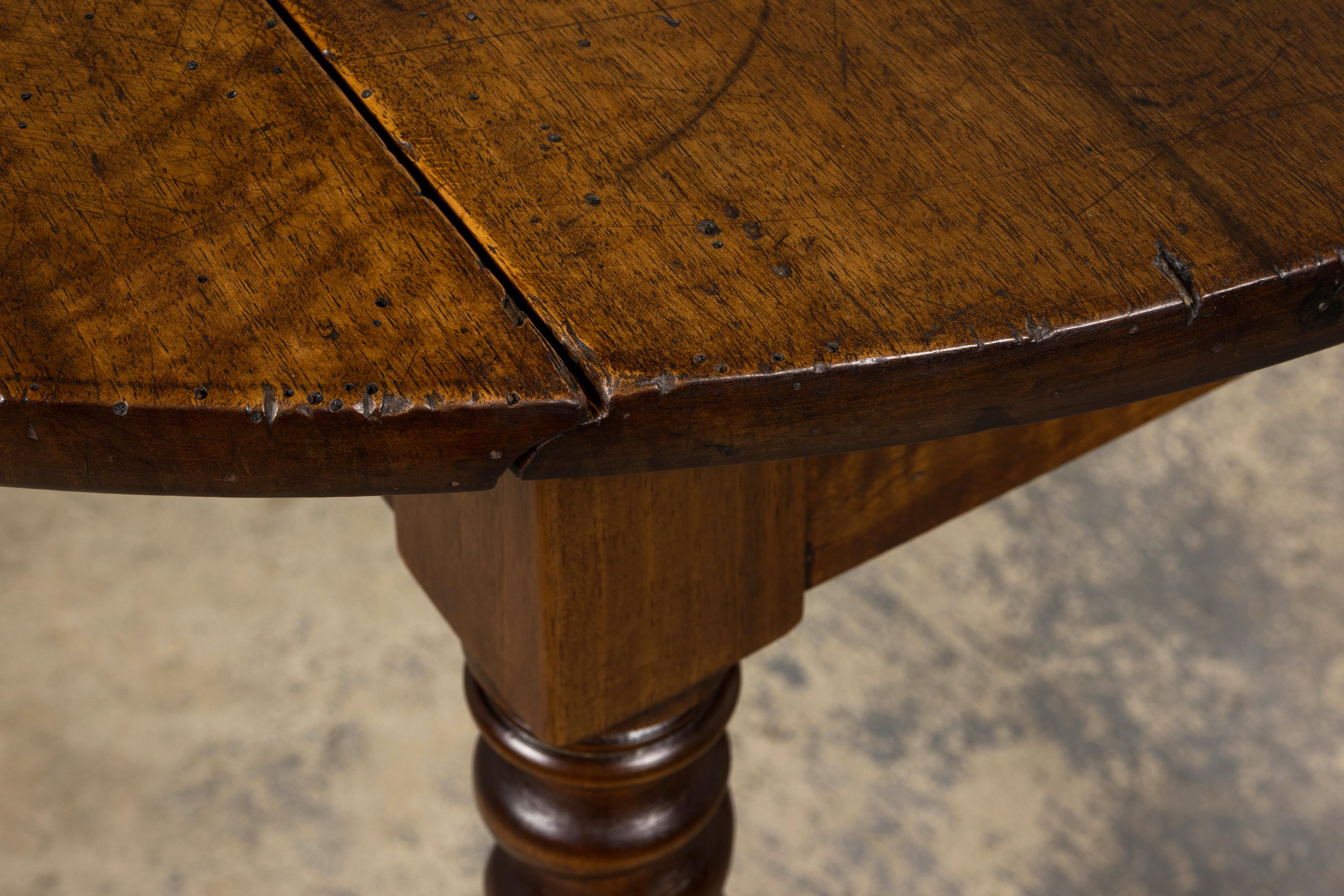 19th Century Country French Louis XIII Walnut Drop Leaf Table For Sale 15
