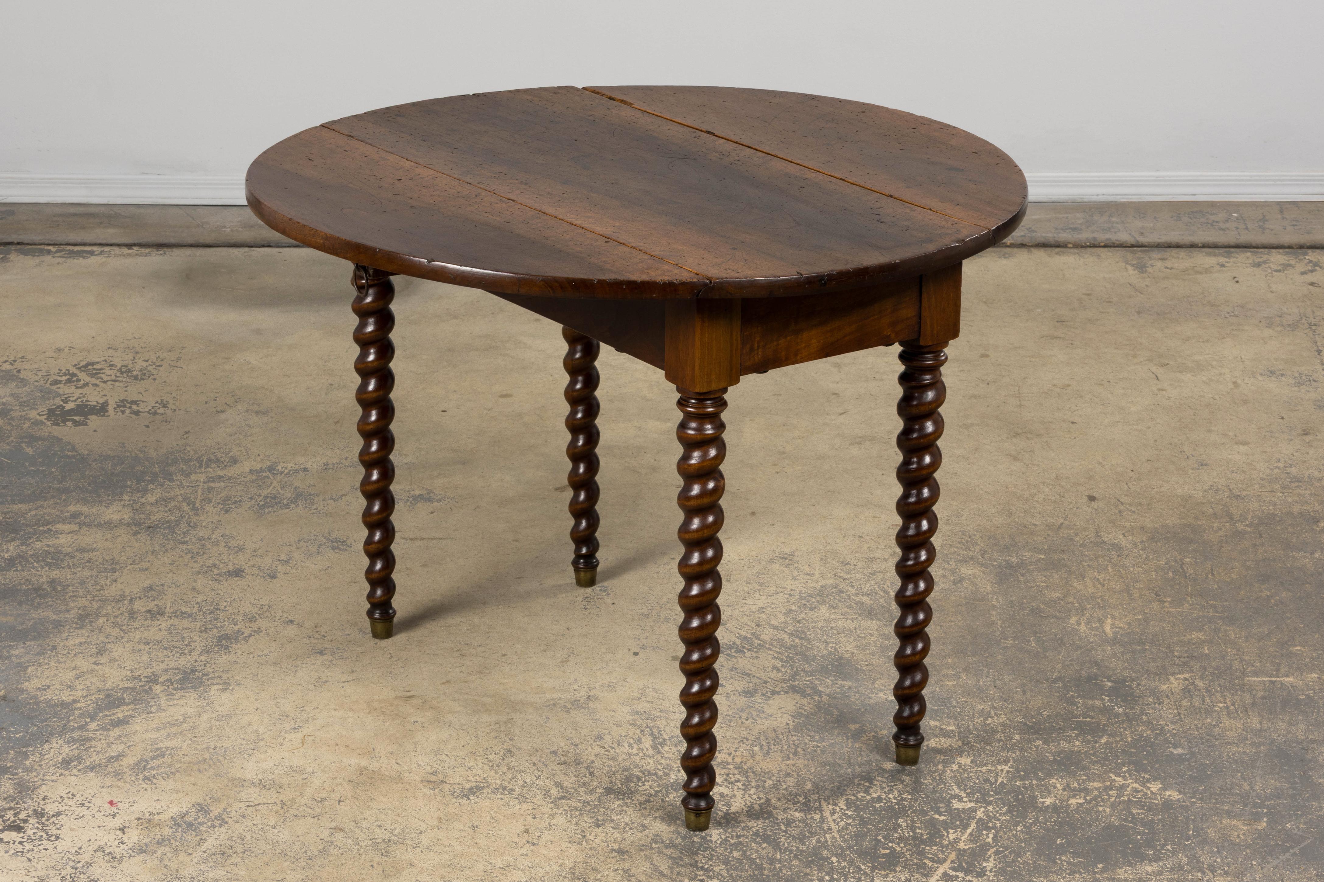 Hand-Carved 19th Century Country French Louis XIII Walnut Drop Leaf Table For Sale