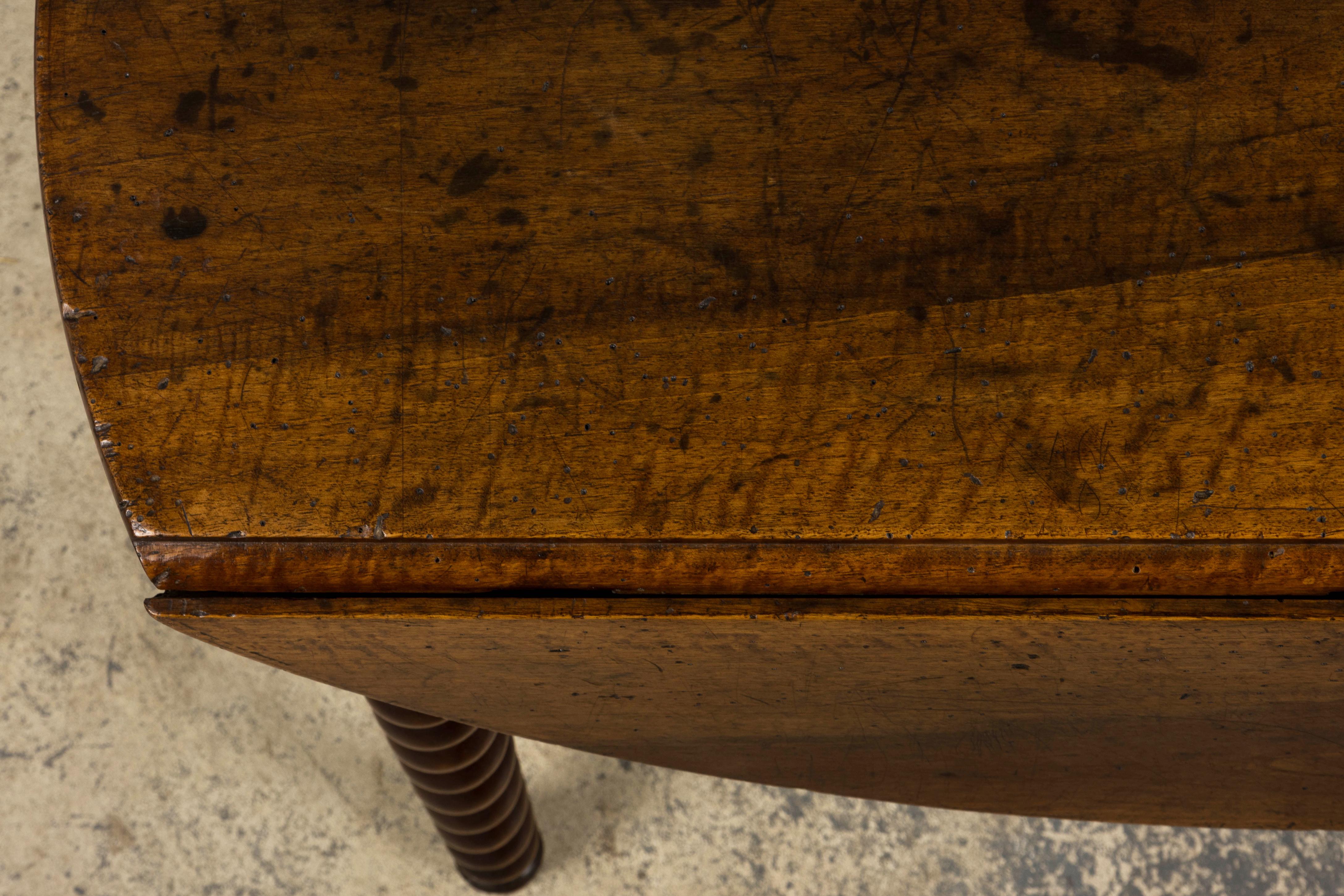 19th Century Country French Louis XIII Walnut Drop Leaf Table For Sale 1