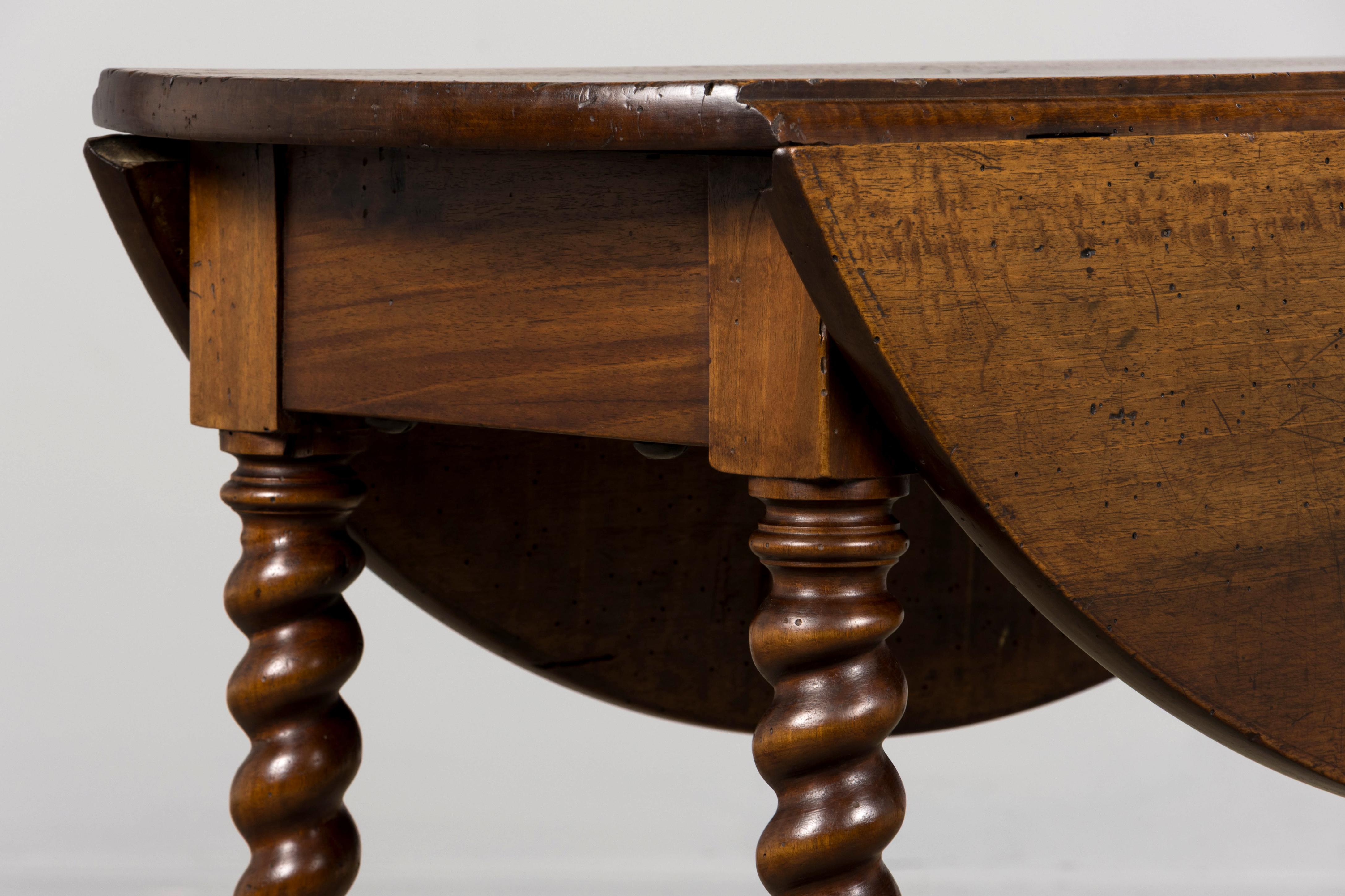 19th Century Country French Louis XIII Walnut Drop Leaf Table For Sale 3