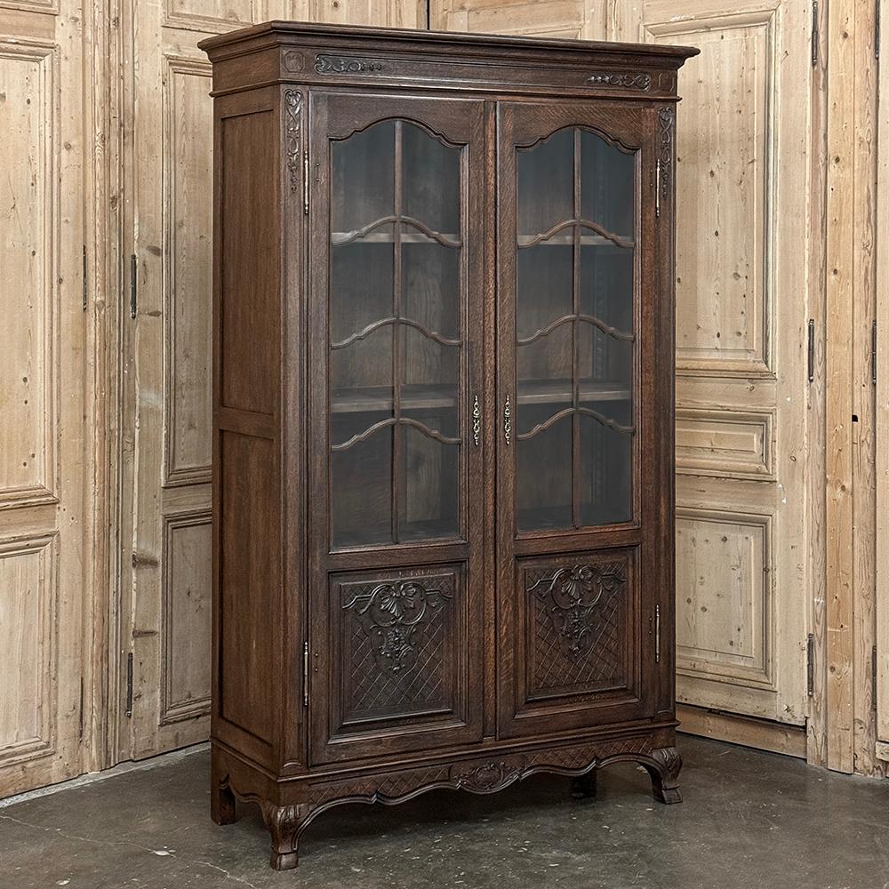 La libreria French Collection Louis XIV del 19° secolo è un'ottima aggiunta al tuo arredamento, in quanto offre il giusto tocco di stile per impressionare e allo stesso tempo svolge il suo compito di esporre e conservare i tuoi libri, i cimeli di