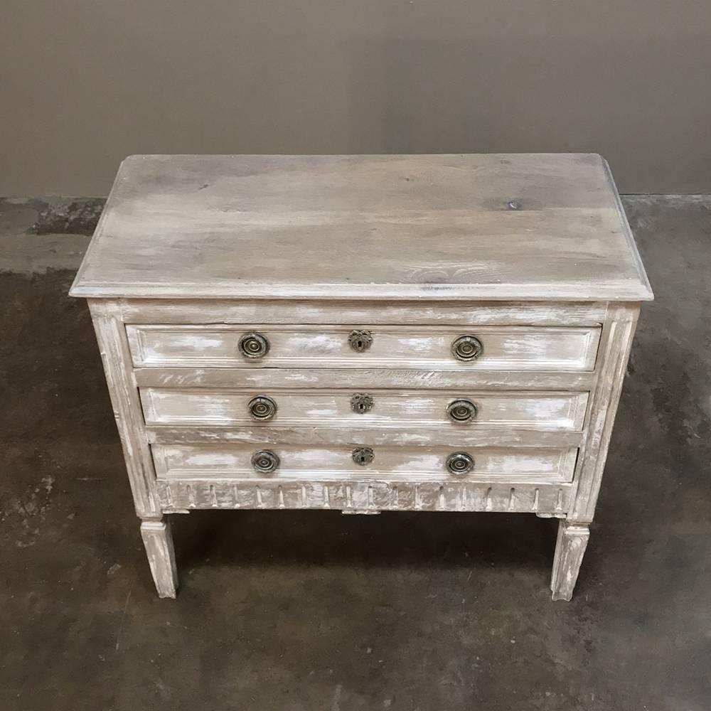 19th Century Country French Louis XVI Whitewashed Pine Commode In Good Condition In Dallas, TX