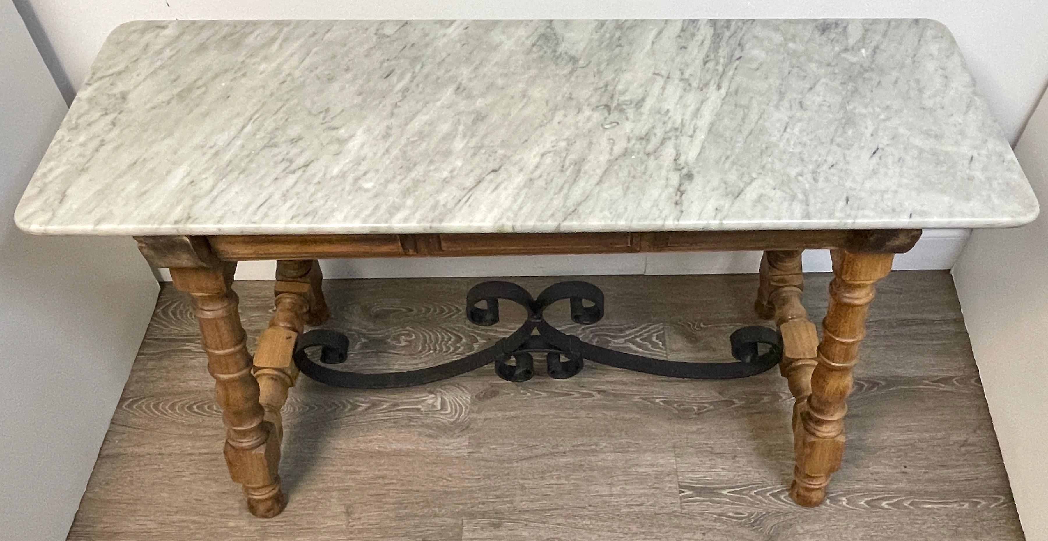 XIXe siècle Console de patio française du 19ème siècle avec plateau en marbre et fer blanchi de pin en vente