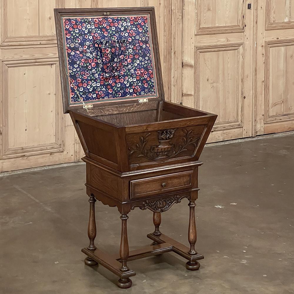 19. Jahrhundert Land Französisch Mini-Petrin Sewing Cabinet ~ End Table (Handgeschnitzt) im Angebot