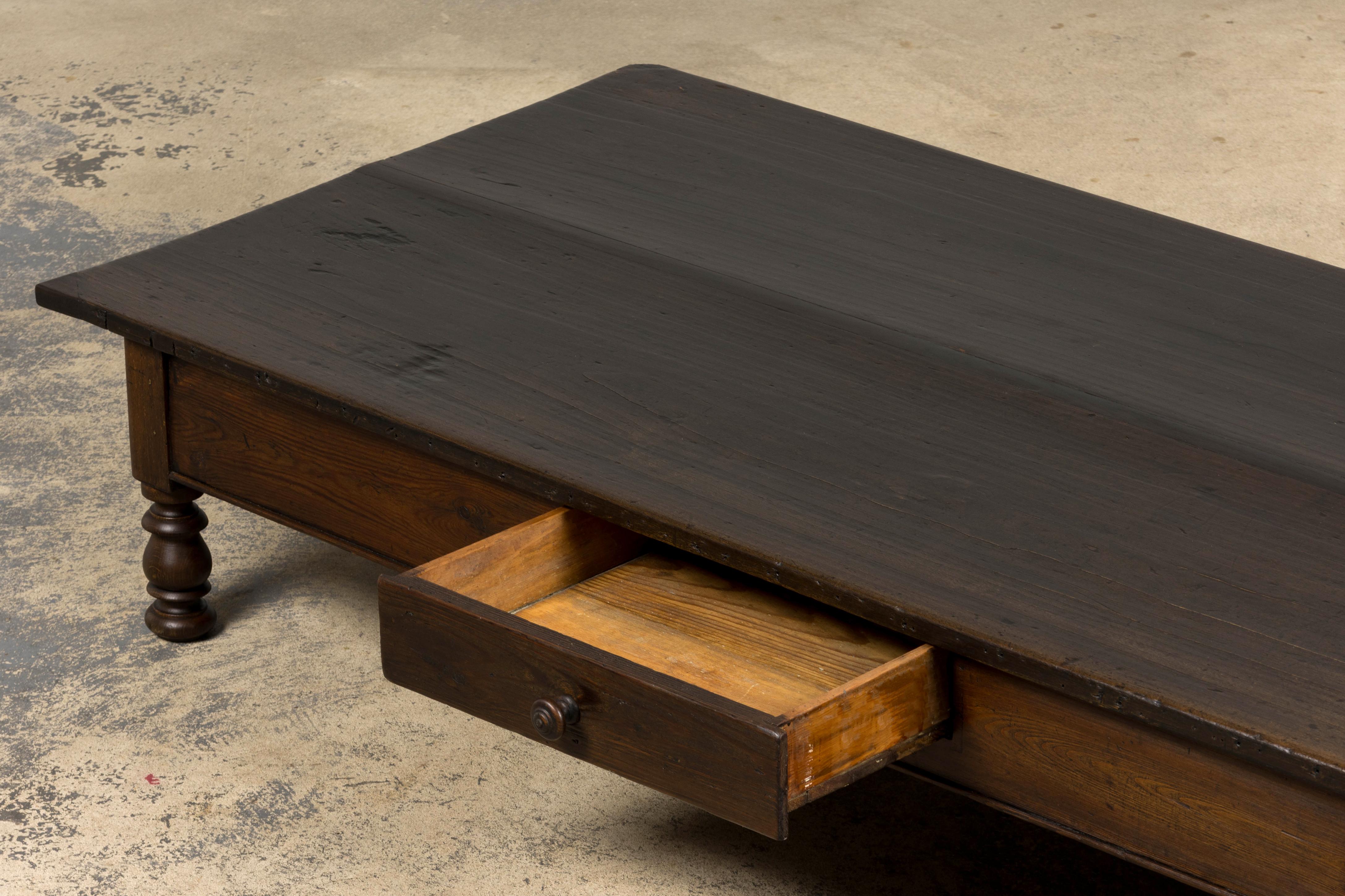 Mesa de centro de granja de madera mixta francesa del siglo XIX en venta 3