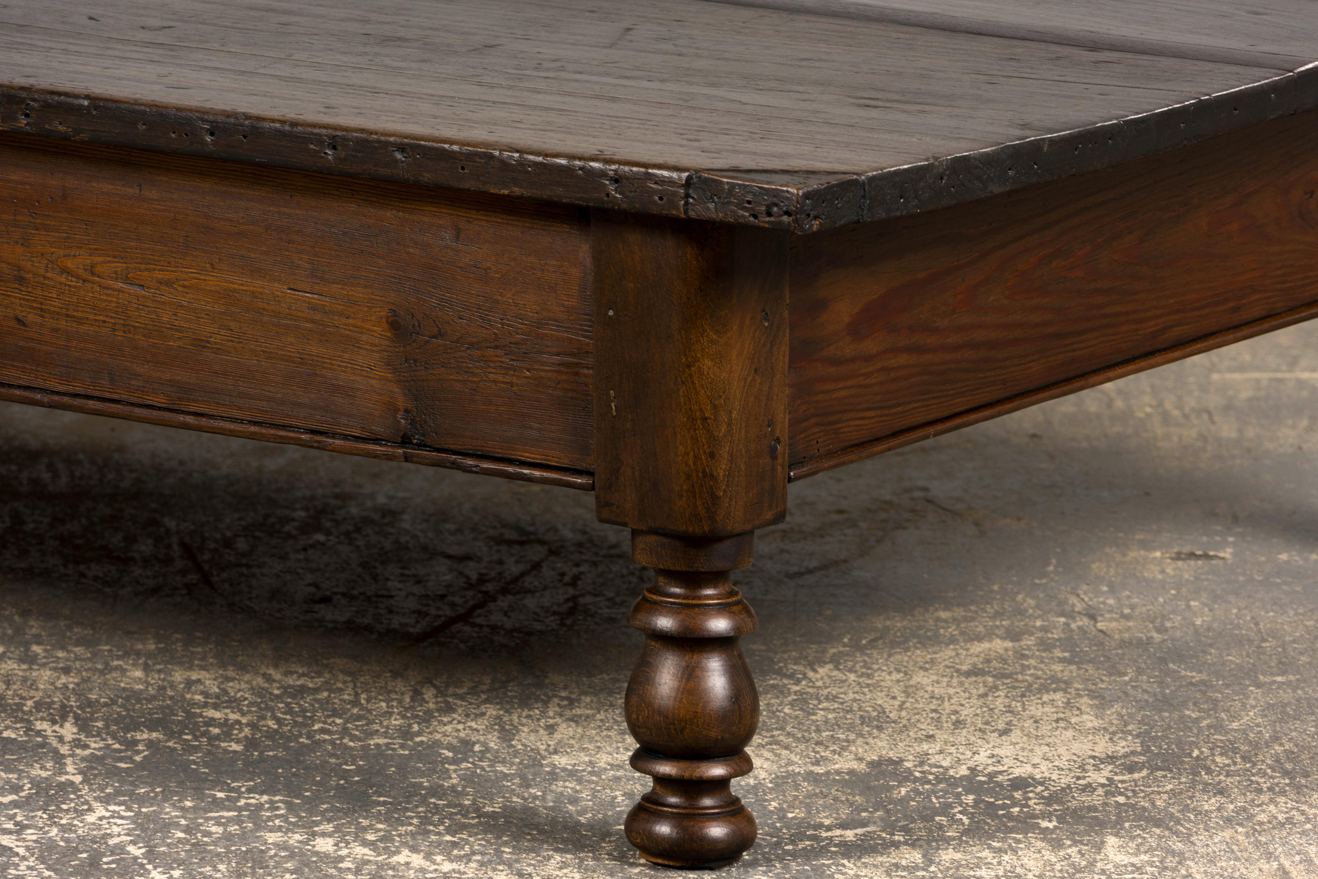 Mesa de centro de granja de madera mixta francesa del siglo XIX en venta 4