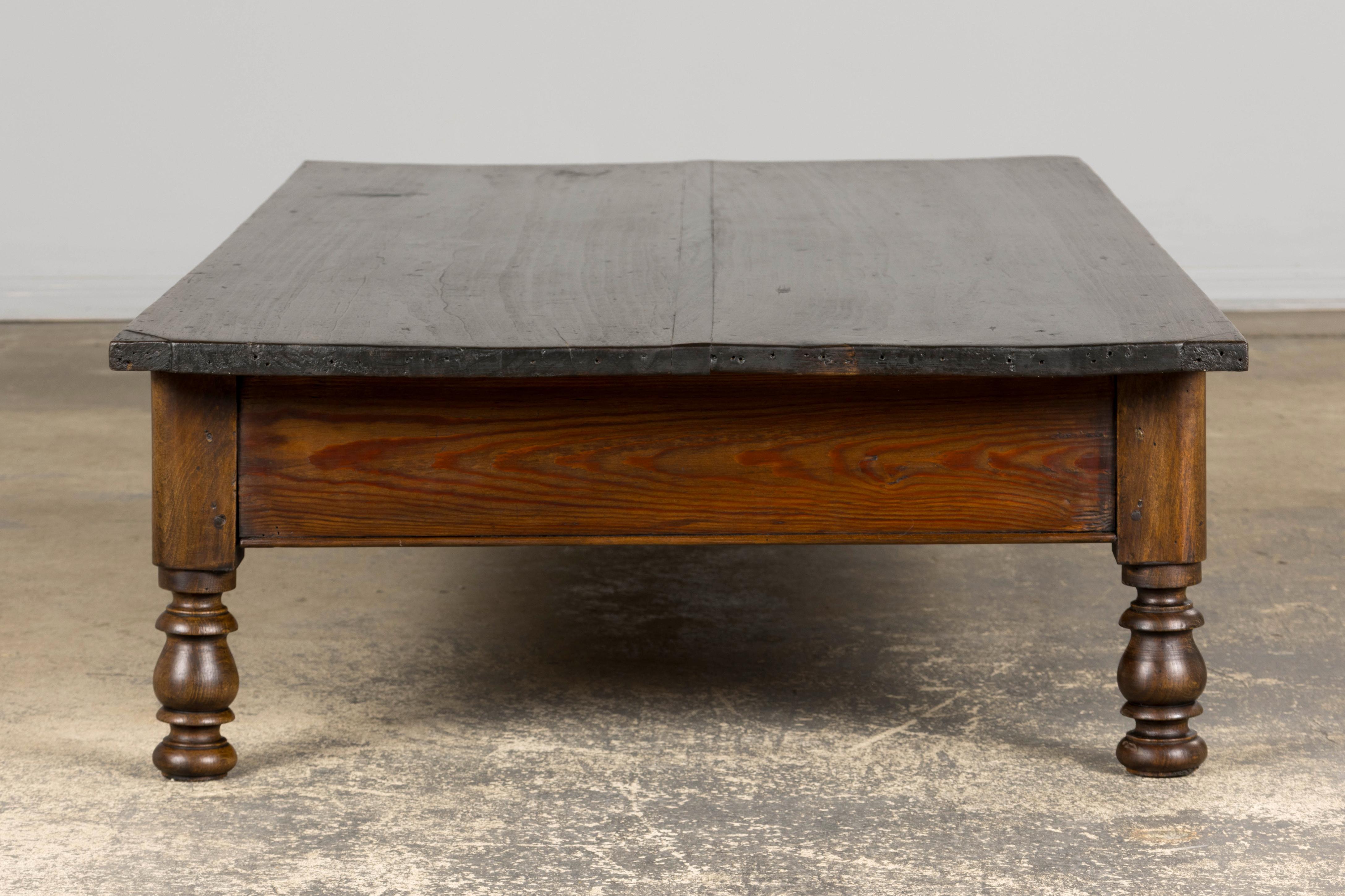 Mesa de centro de granja de madera mixta francesa del siglo XIX en venta 5