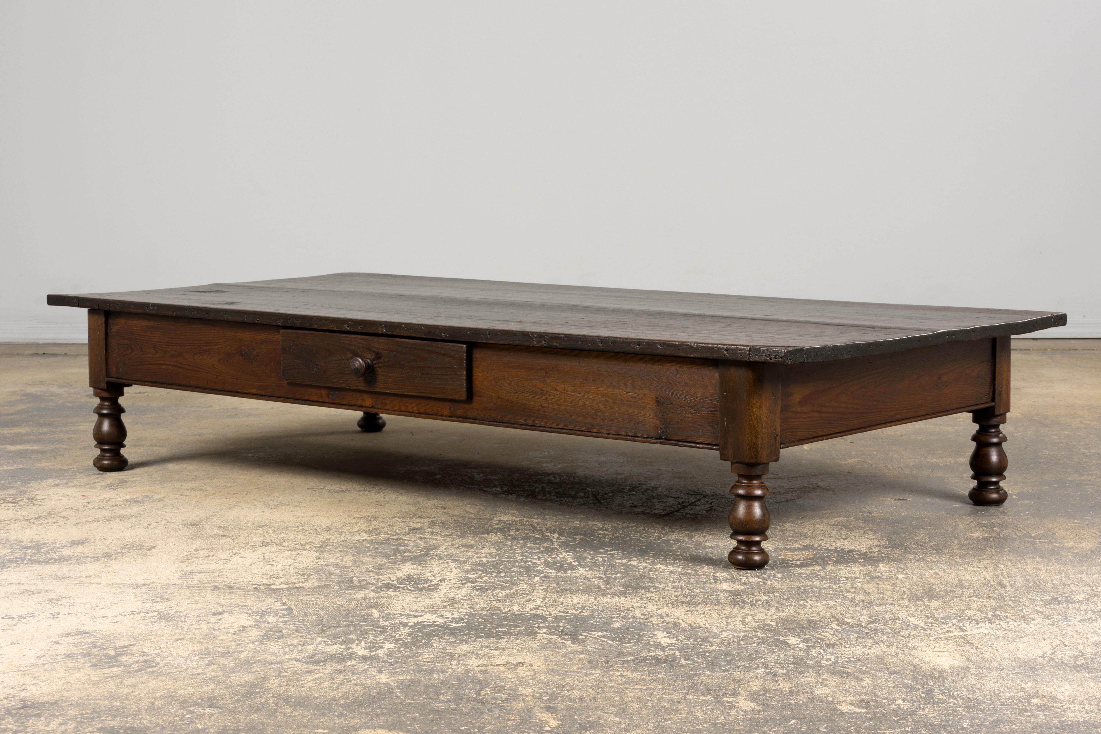 Mesa de centro de granja de madera mixta francesa del siglo XIX en venta 8