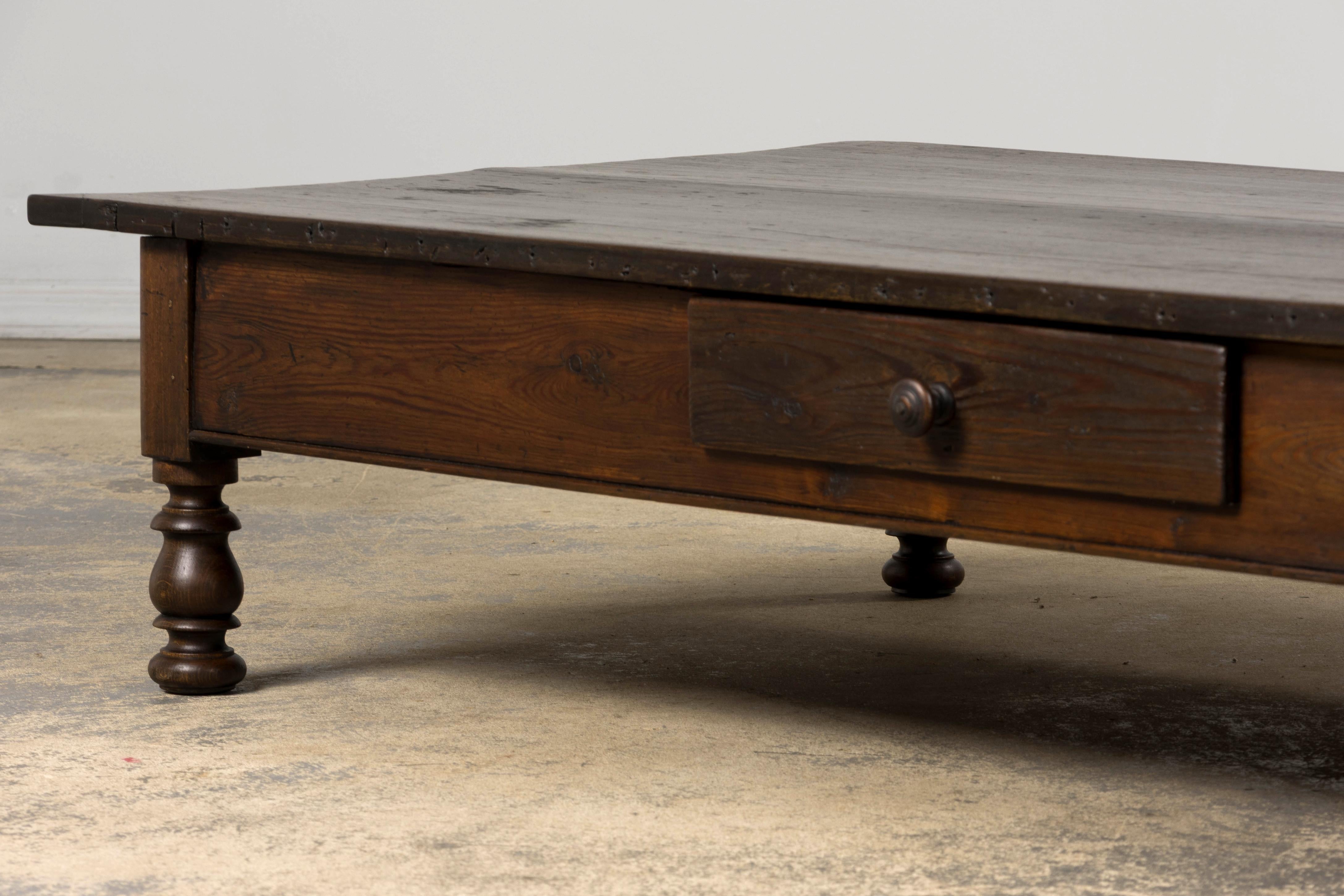 Mesa de centro de granja de madera mixta francesa del siglo XIX en venta 9