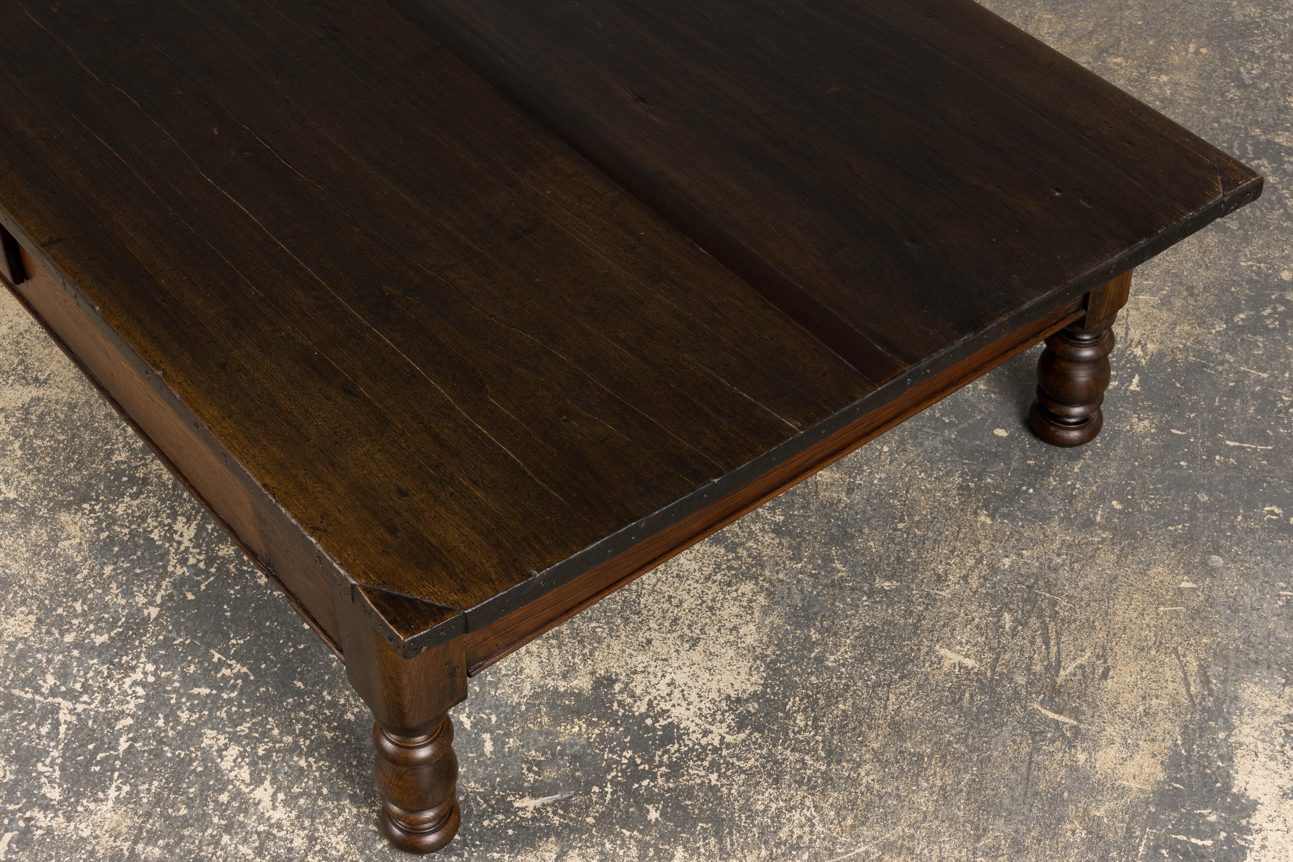 Mesa de centro de granja de madera mixta francesa del siglo XIX en venta 10