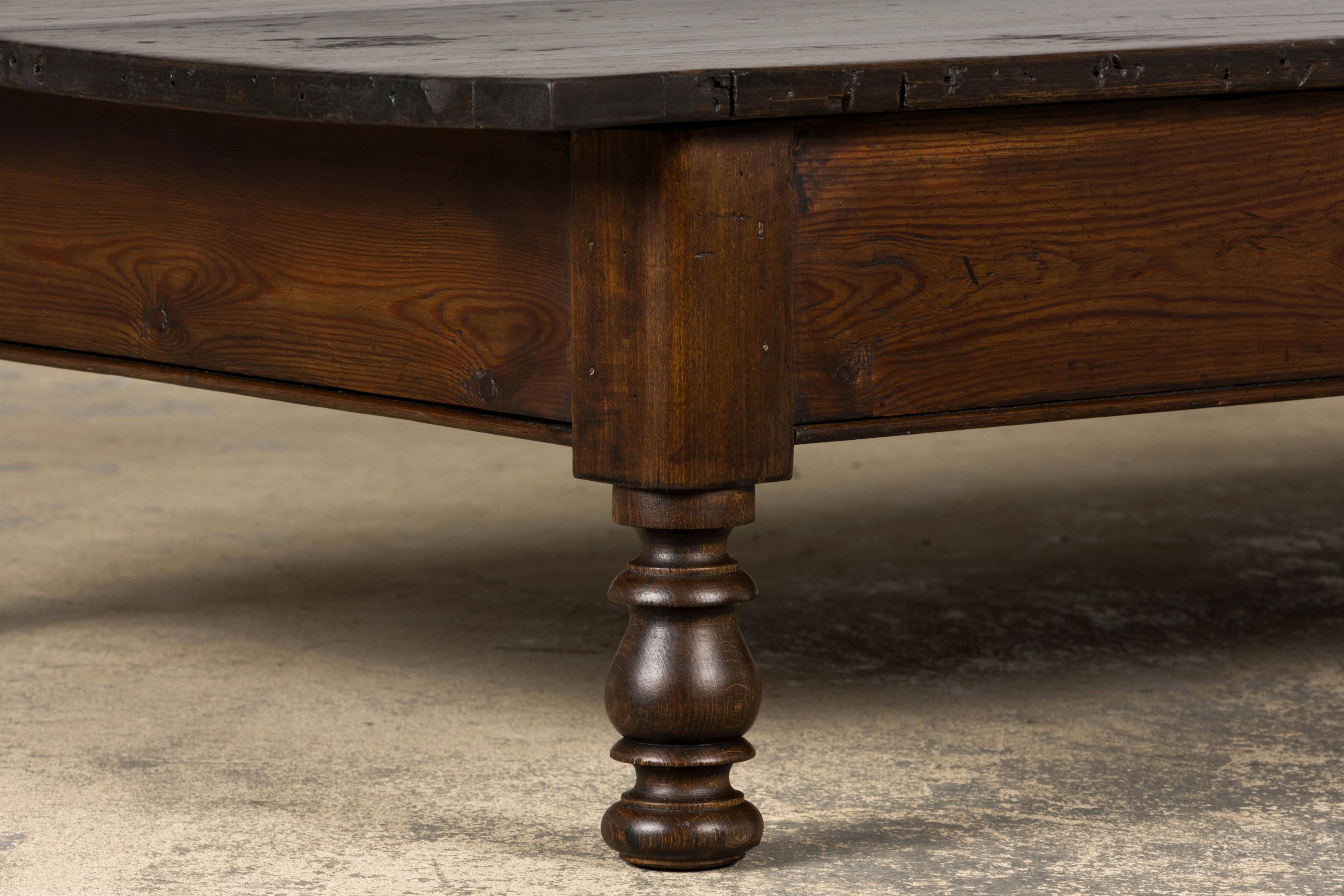 Una rústica mesa baja de granja provincial francesa del siglo XIX, procedente de Provenza, Francia. Hecha a mano con una mezcla de maderas macizas, la mesa tiene un tablero rectangular de arce de 65 pulgadas de largo con un cálido y rico acabado