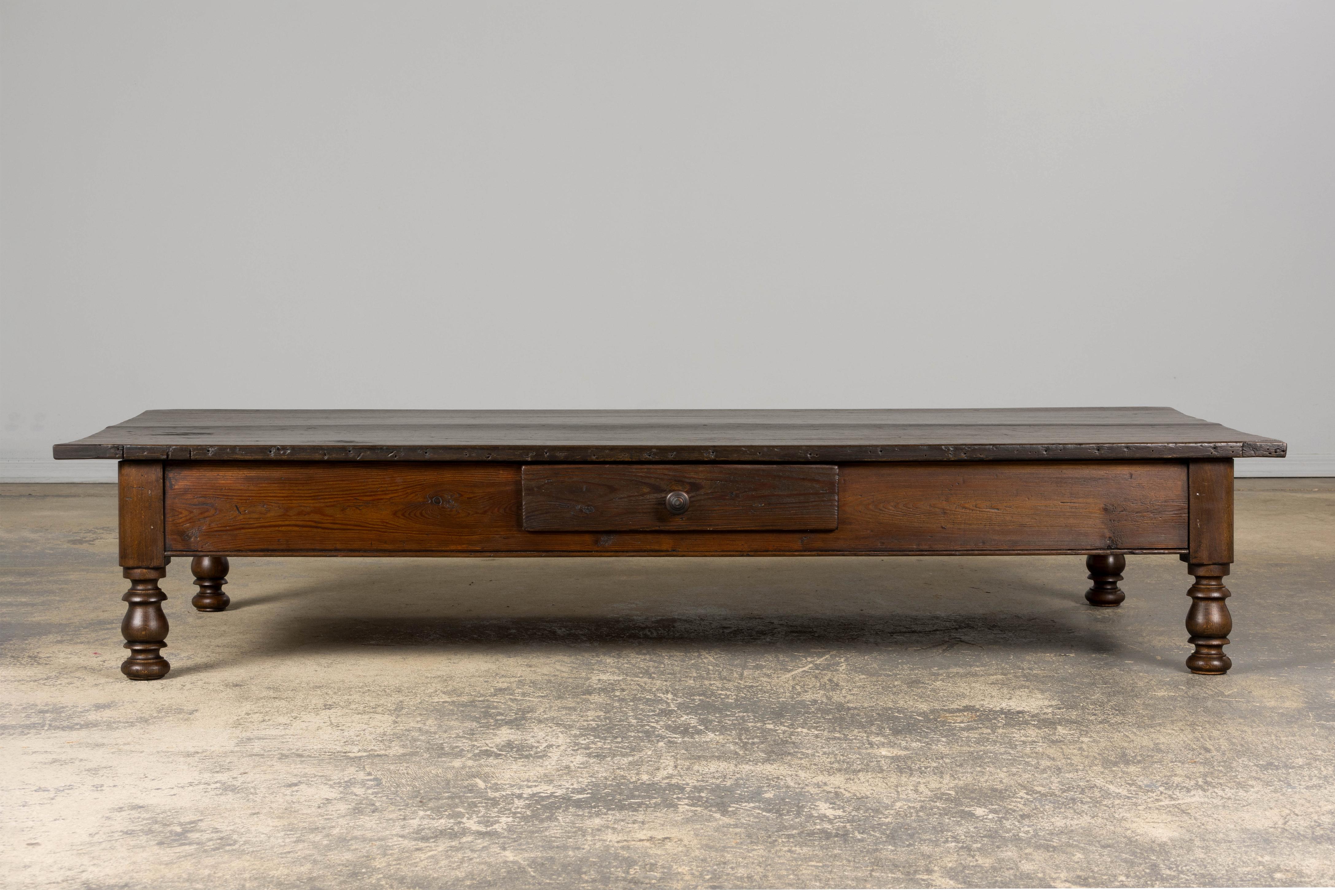 Mesa de centro de granja de madera mixta francesa del siglo XIX Provincial francés en venta