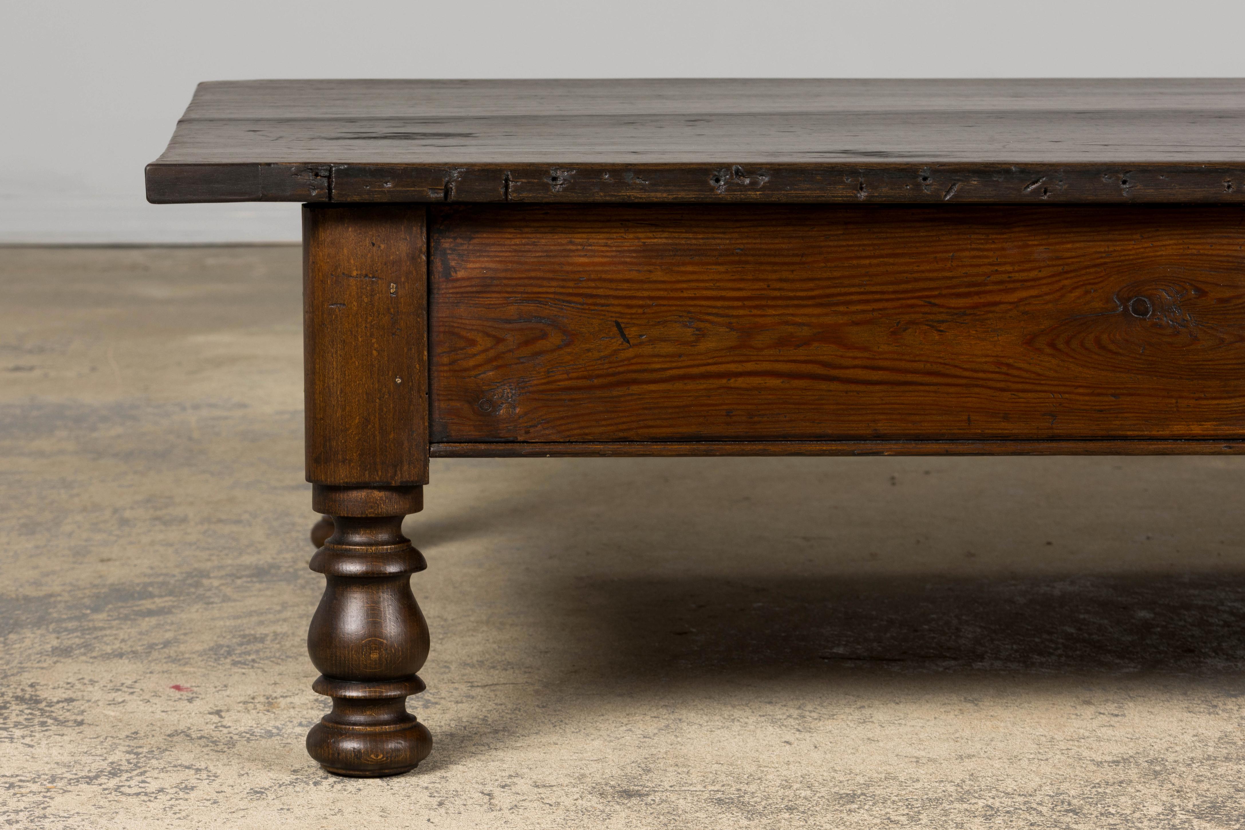 Mesa de centro de granja de madera mixta francesa del siglo XIX Francés en venta
