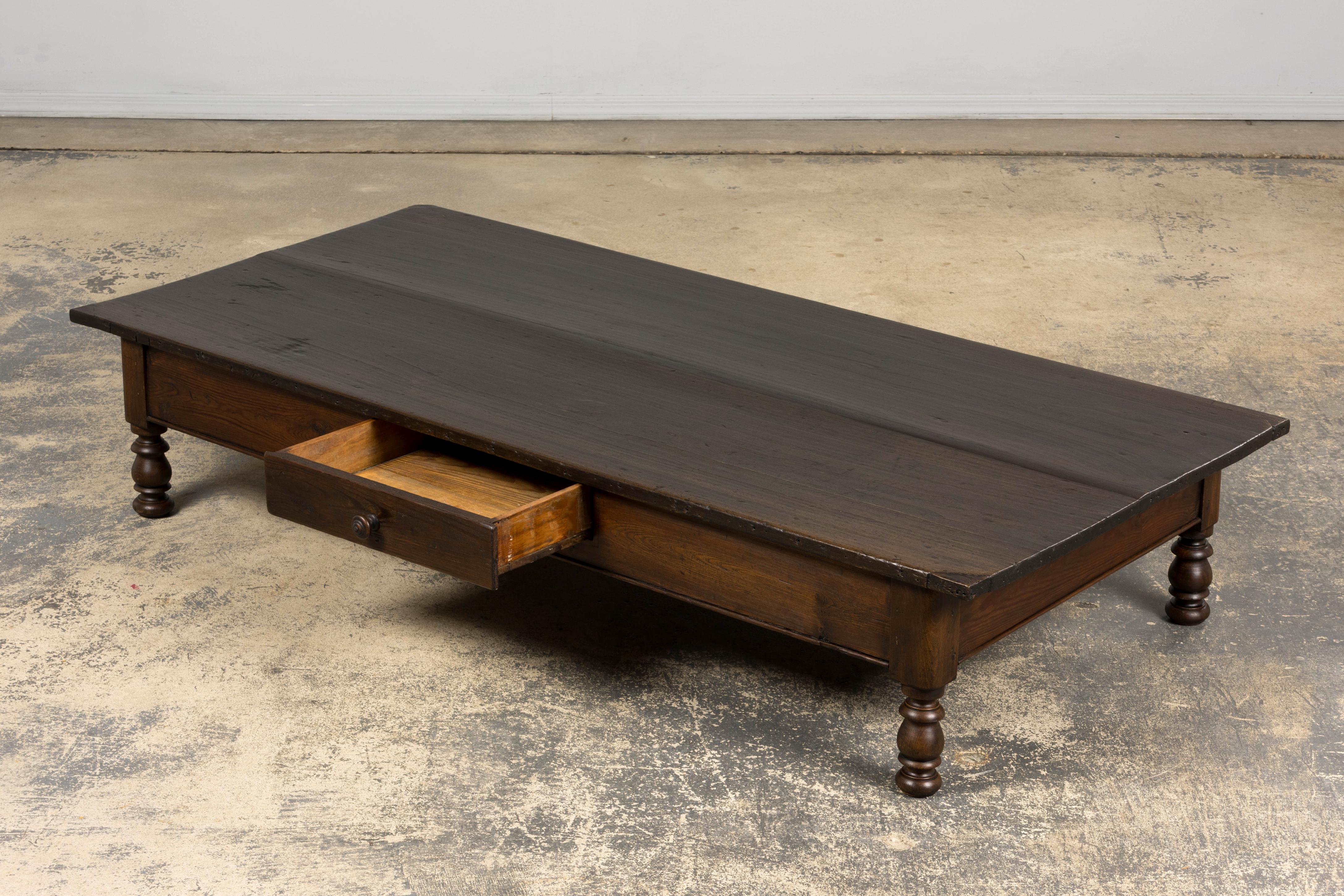 Mesa de centro de granja de madera mixta francesa del siglo XIX en venta 1