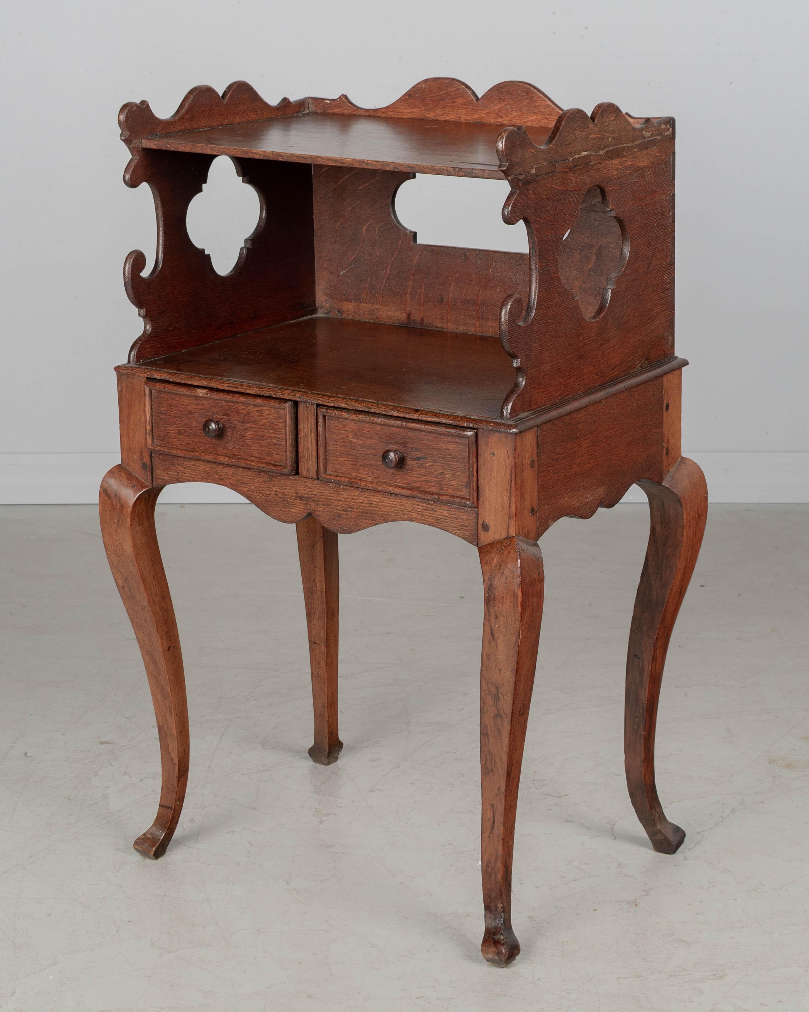 19. Jahrhundert Land Französisch Eiche Chevet oder Bett Beistelltisch (Louis XV.) im Angebot