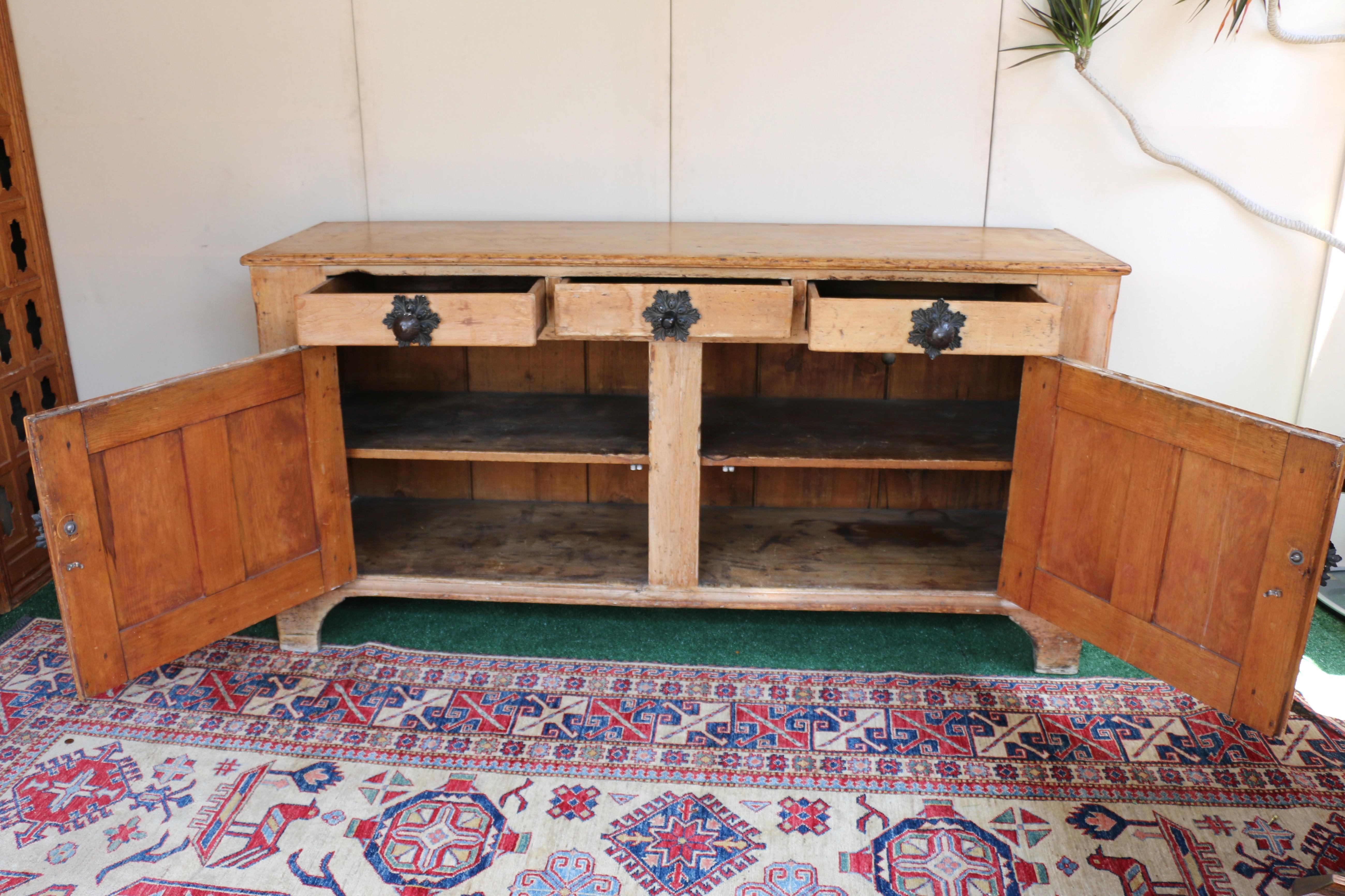 19. Jahrhundert Land Französisch Kiefer Sideboard/Buffet im Zustand „Gut“ im Angebot in North Hollywood, CA