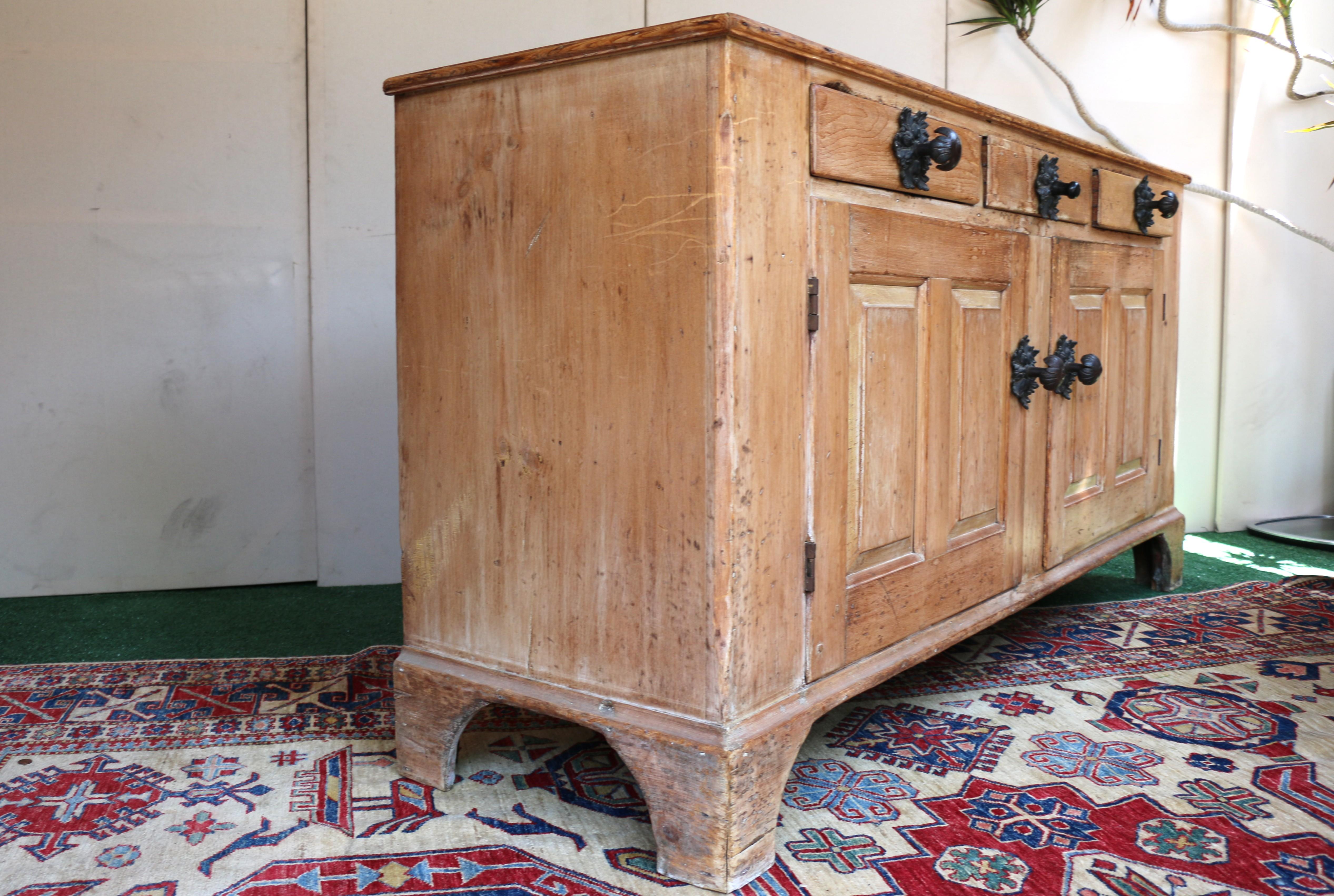 19. Jahrhundert Land Französisch Kiefer Sideboard/Buffet (Metall) im Angebot