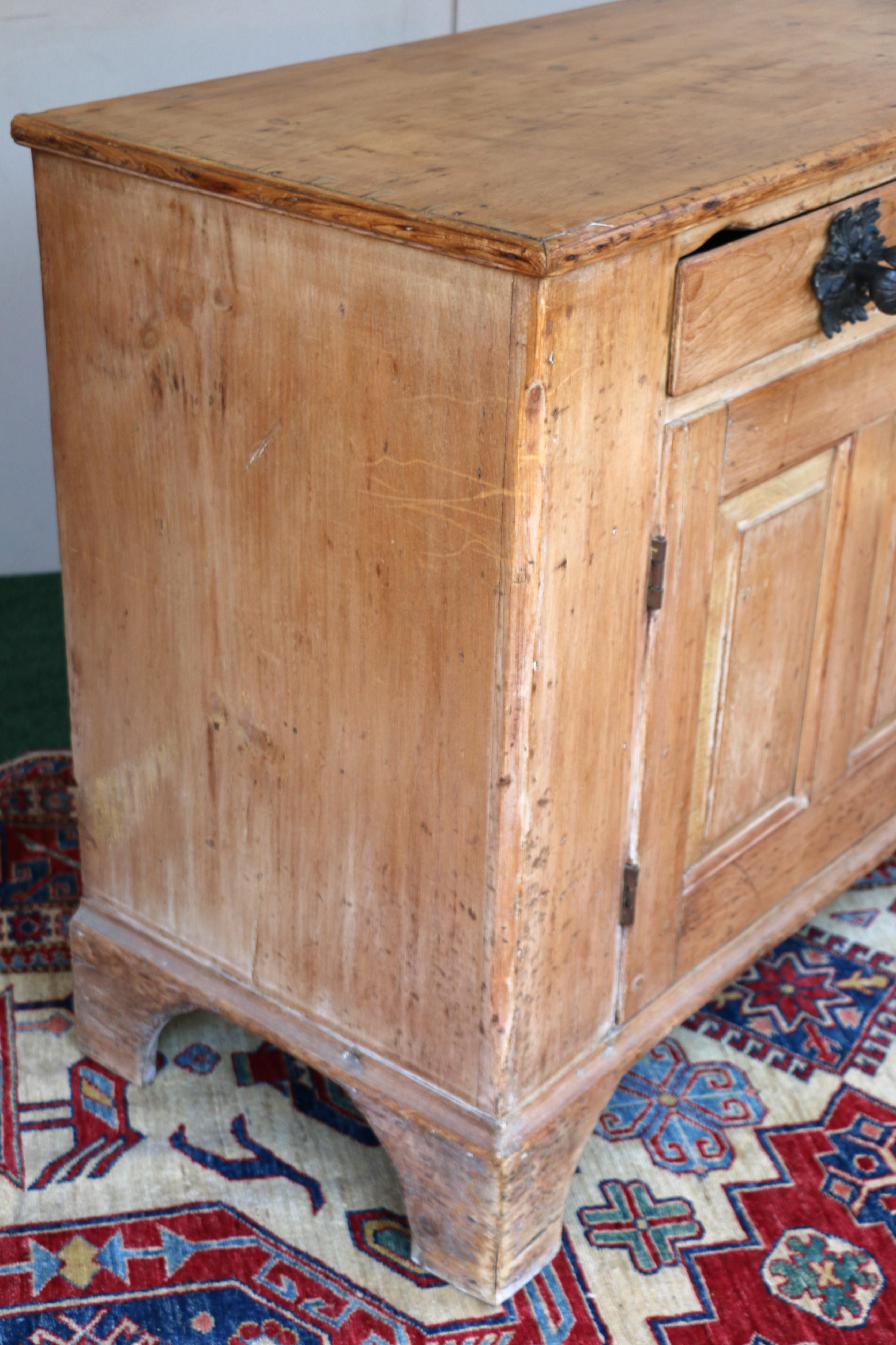 19. Jahrhundert Land Französisch Kiefer Sideboard/Buffet im Angebot 1