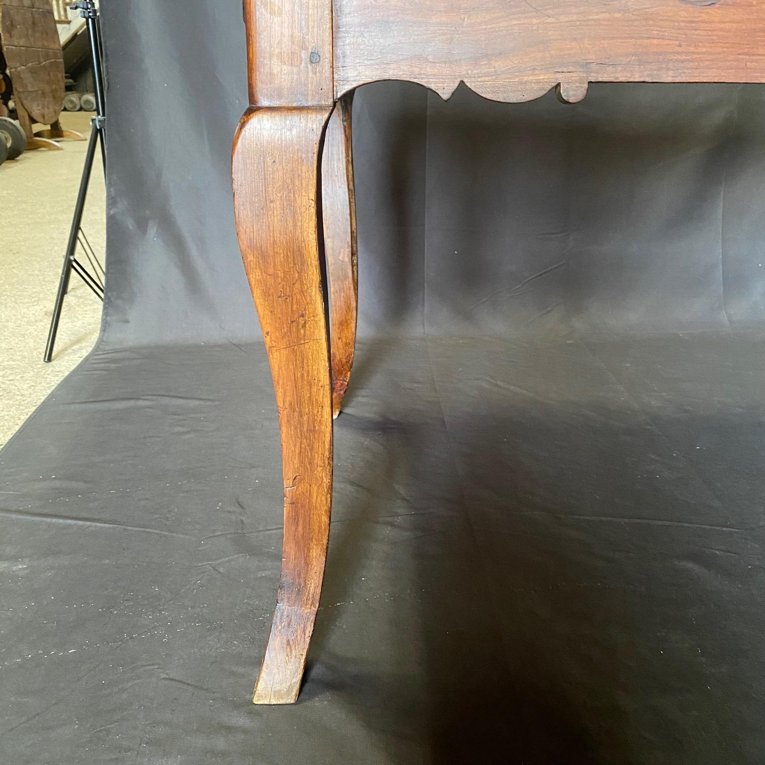 Table de salle à manger provinciale française du 19ème siècle en cerisier avec tiroir en vente 3
