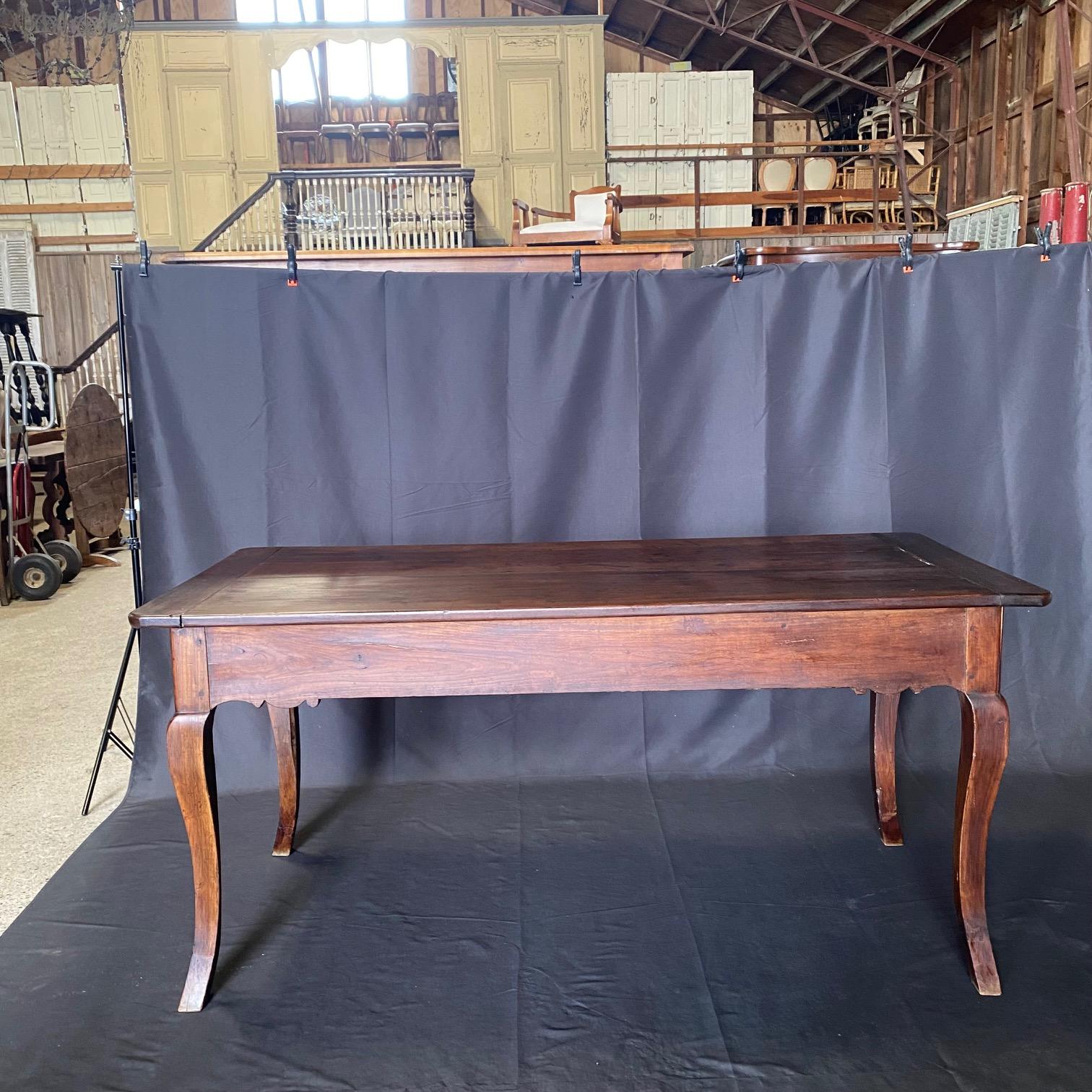 Table de salle à manger provinciale française du 19ème siècle en cerisier avec tiroir en vente 4