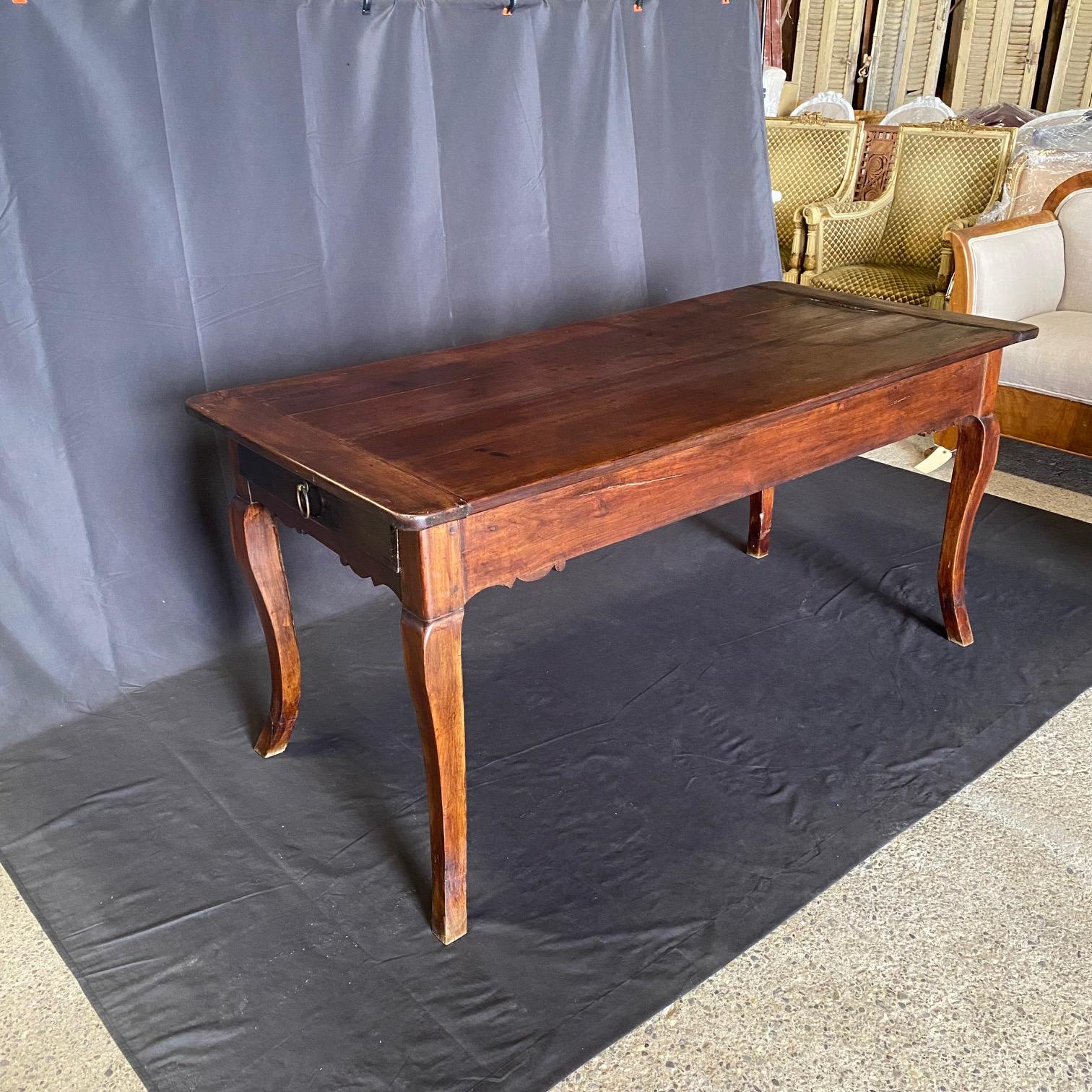 Table de salle à manger provinciale française du 19ème siècle en cerisier avec tiroir en vente 5