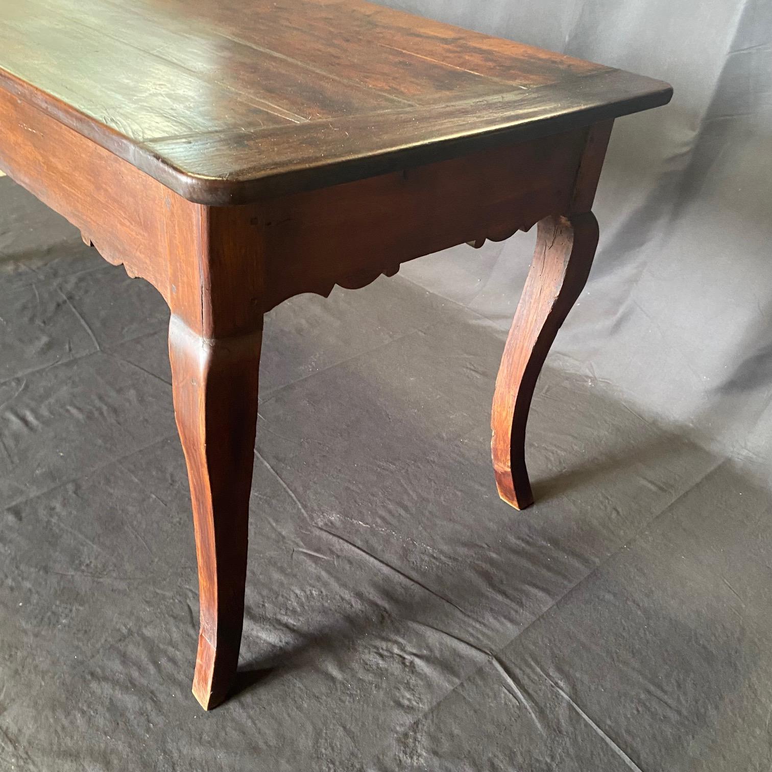 Table de salle à manger provinciale française du 19ème siècle en cerisier avec tiroir Bon état - En vente à Hopewell, NJ