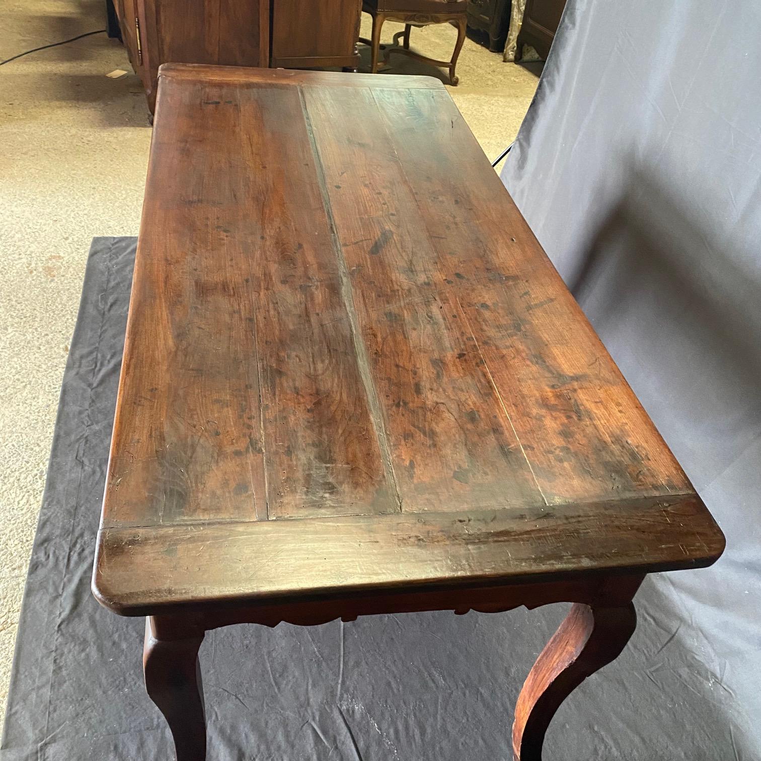 XIXe siècle Table de salle à manger provinciale française du 19ème siècle en cerisier avec tiroir en vente