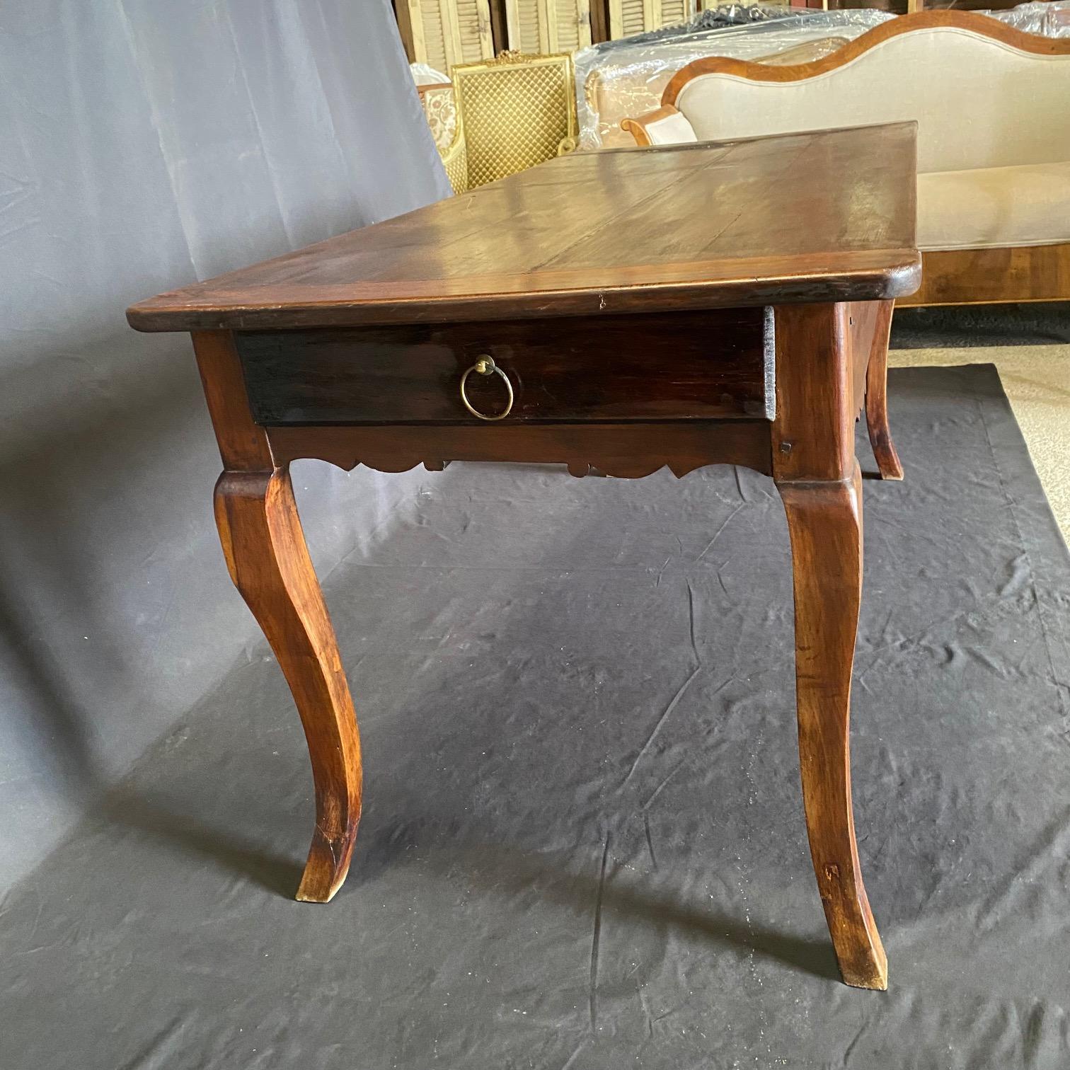 Table de salle à manger provinciale française du 19ème siècle en cerisier avec tiroir en vente 2