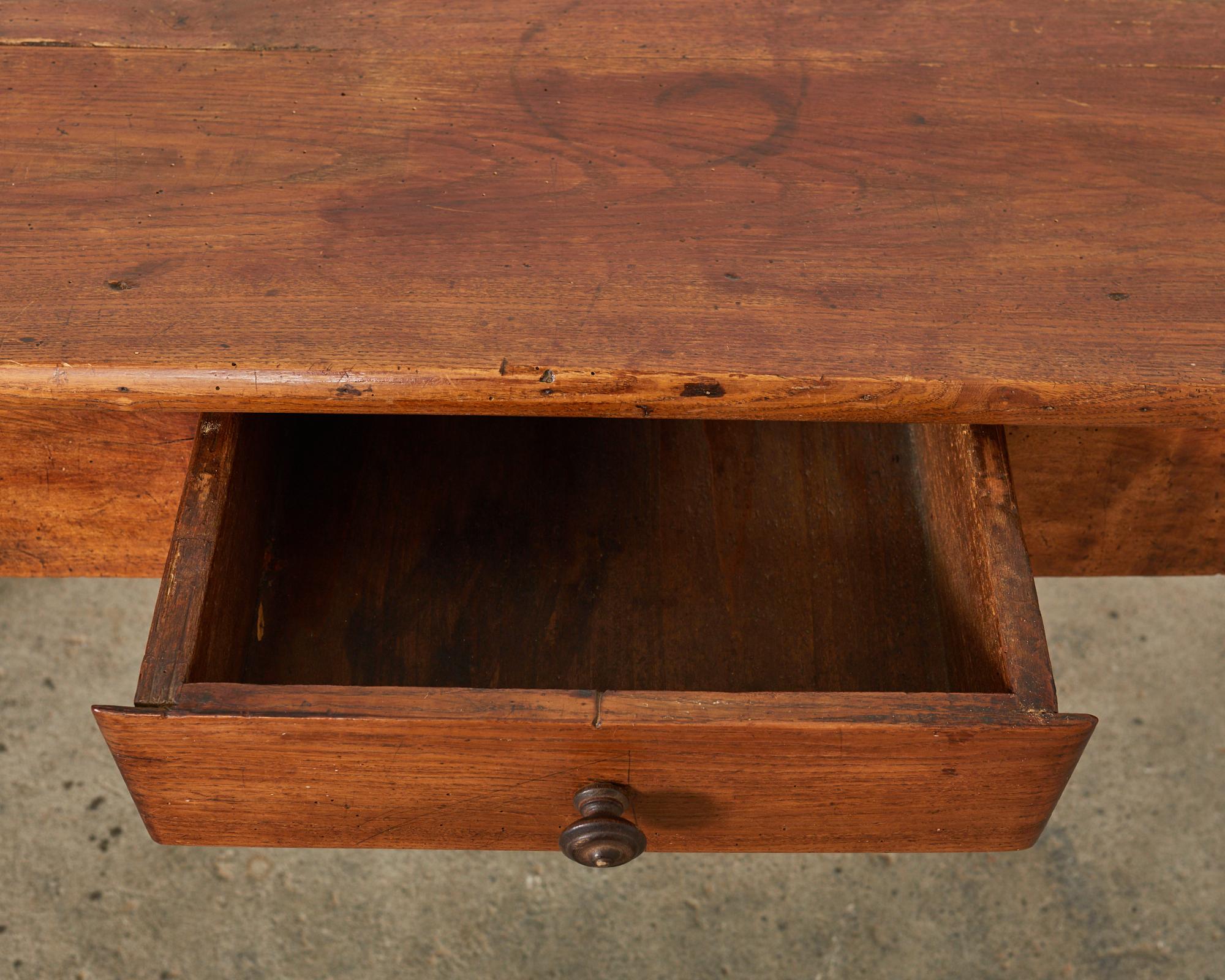 Tavolo di campagna francese del 19° secolo in legno di castagno  in vendita 1