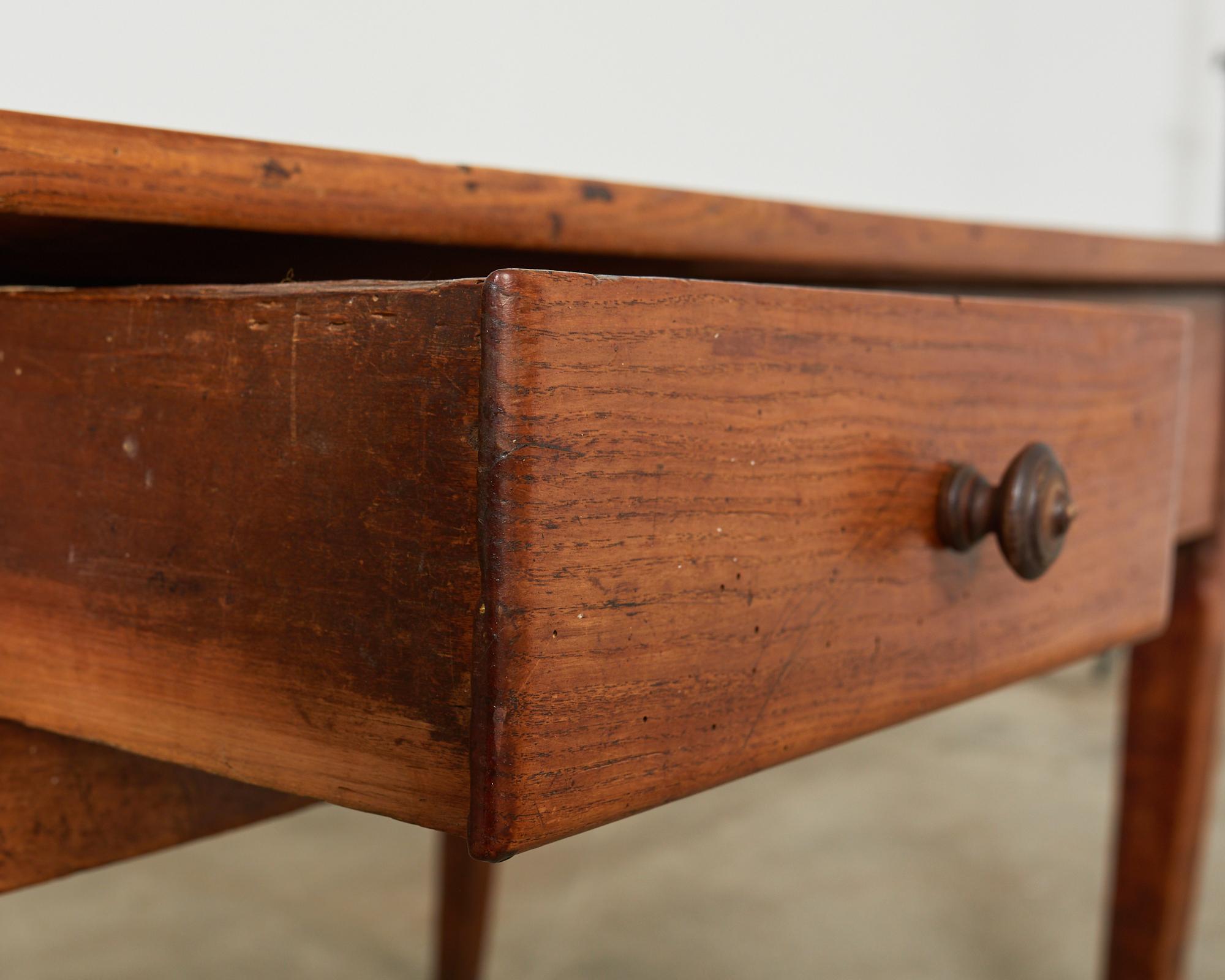 Tavolo di campagna francese del 19° secolo in legno di castagno  in vendita 4