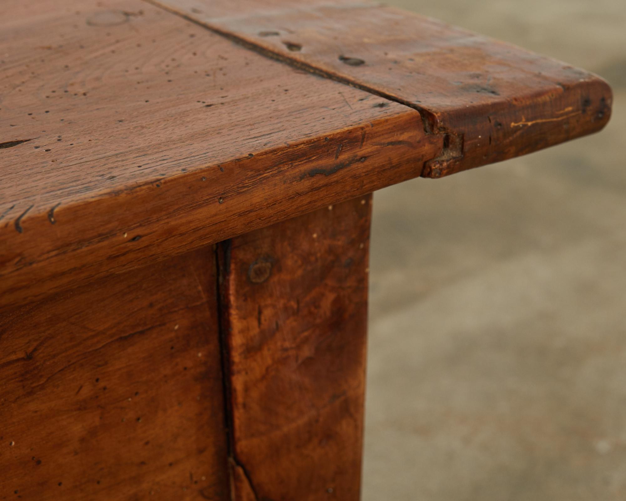 Tavolo di campagna francese del 19° secolo in legno di castagno  in vendita 10