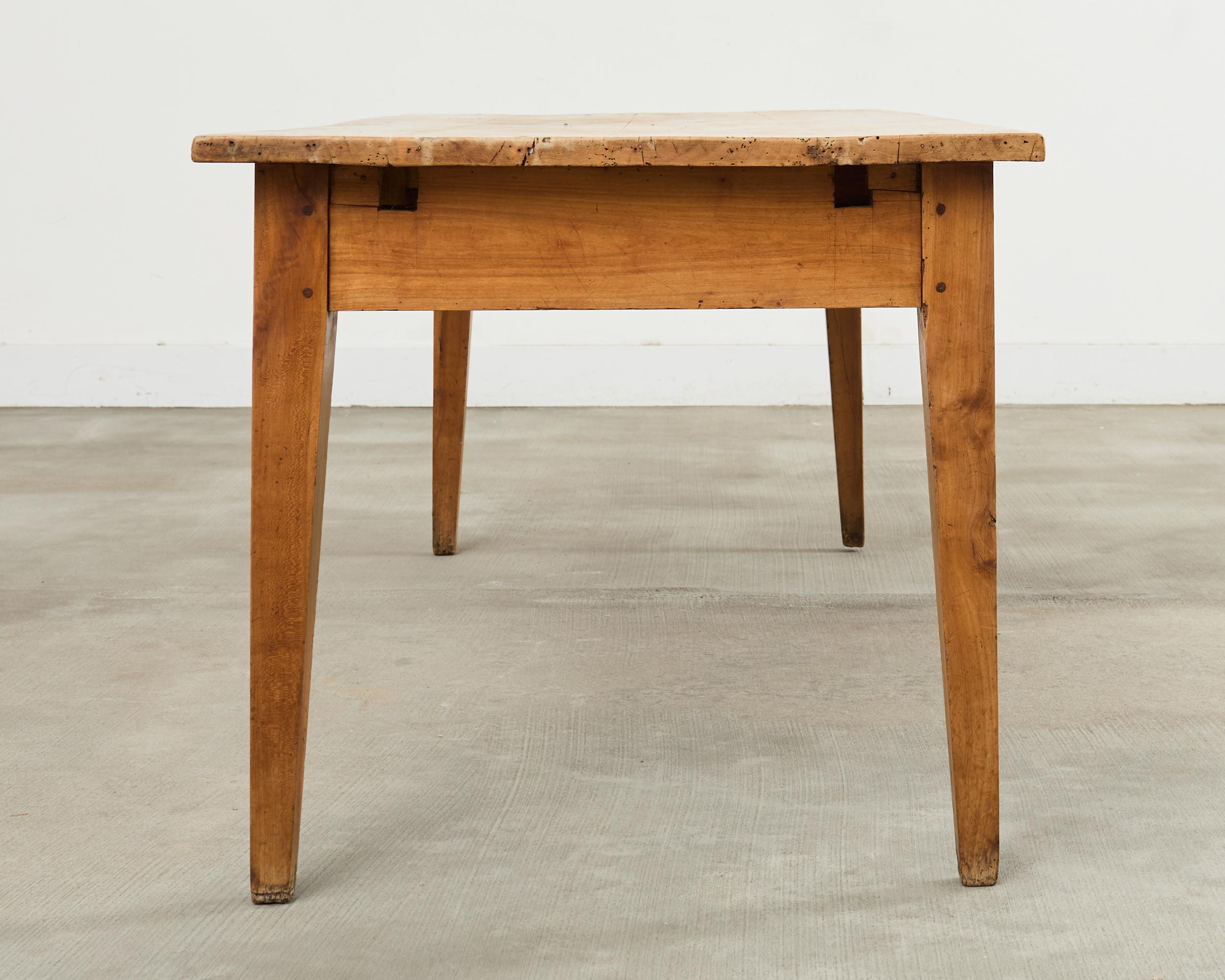 Table de ferme provinciale française du 19ème siècle Abîmé - En vente à Rio Vista, CA