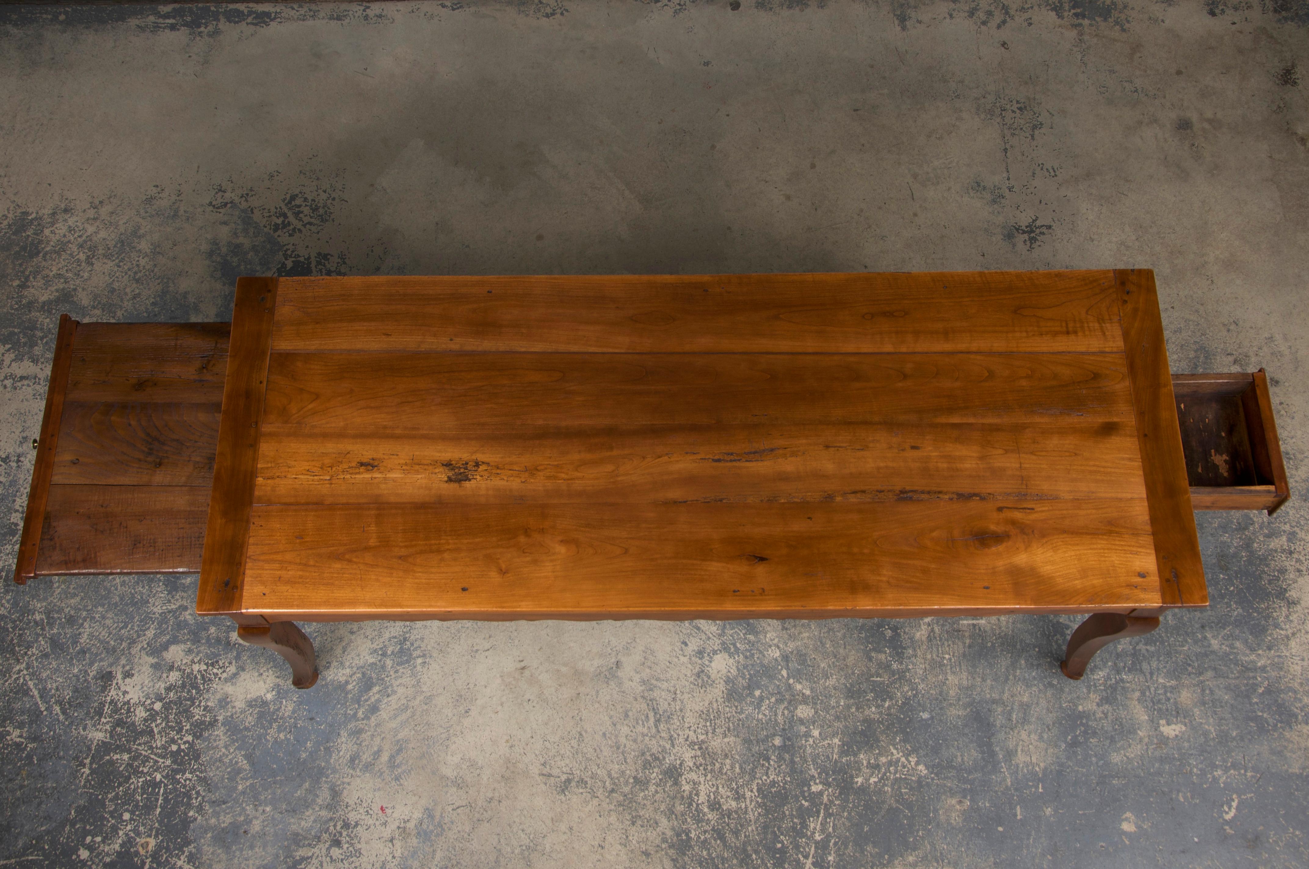 Table à manger de ferme provinciale française du 19ème siècle Bon état - En vente à Astoria, NY