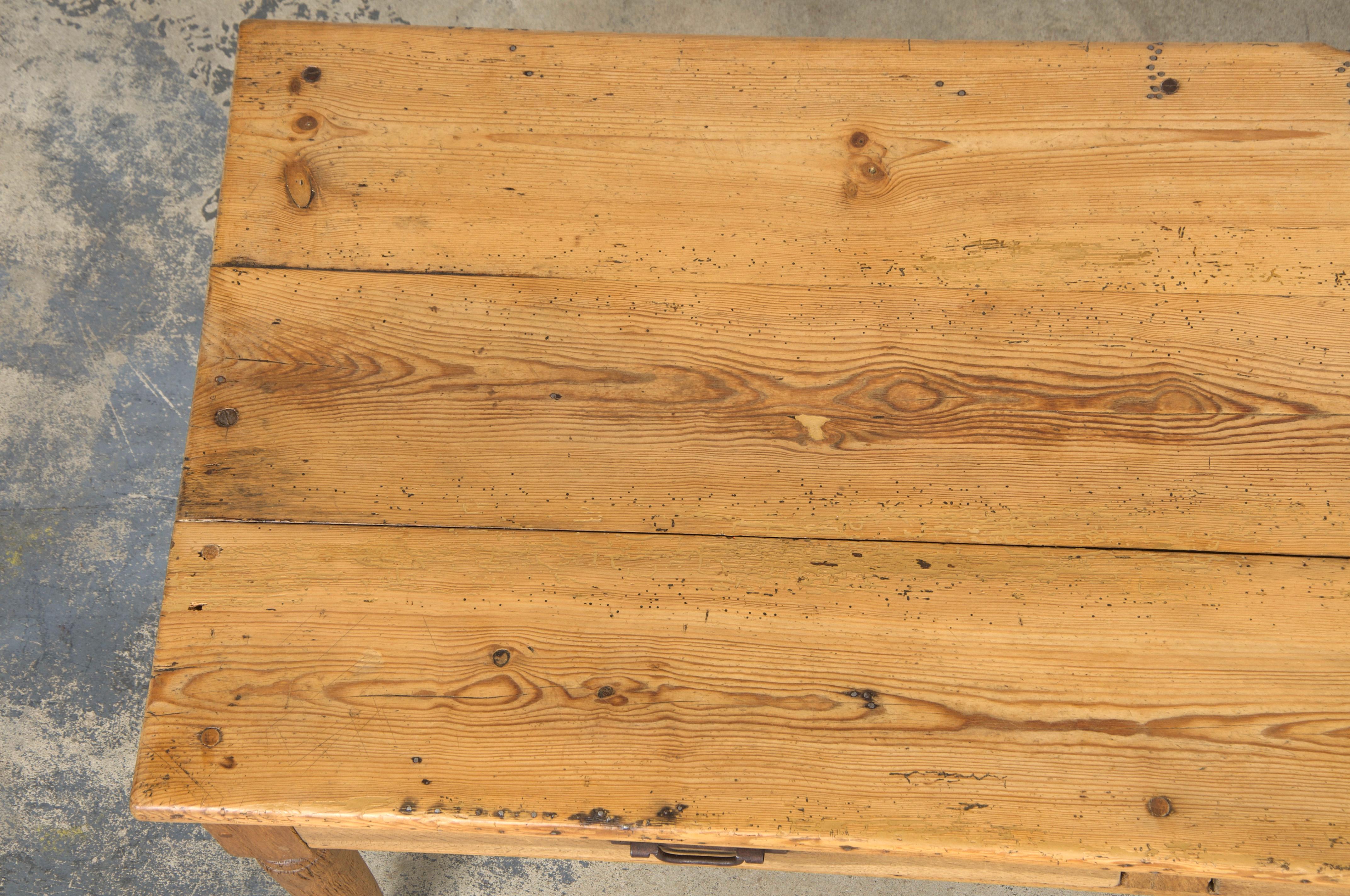Sculpté à la main Table de ferme provinciale française du 19ème siècle en bois mélangé en vente