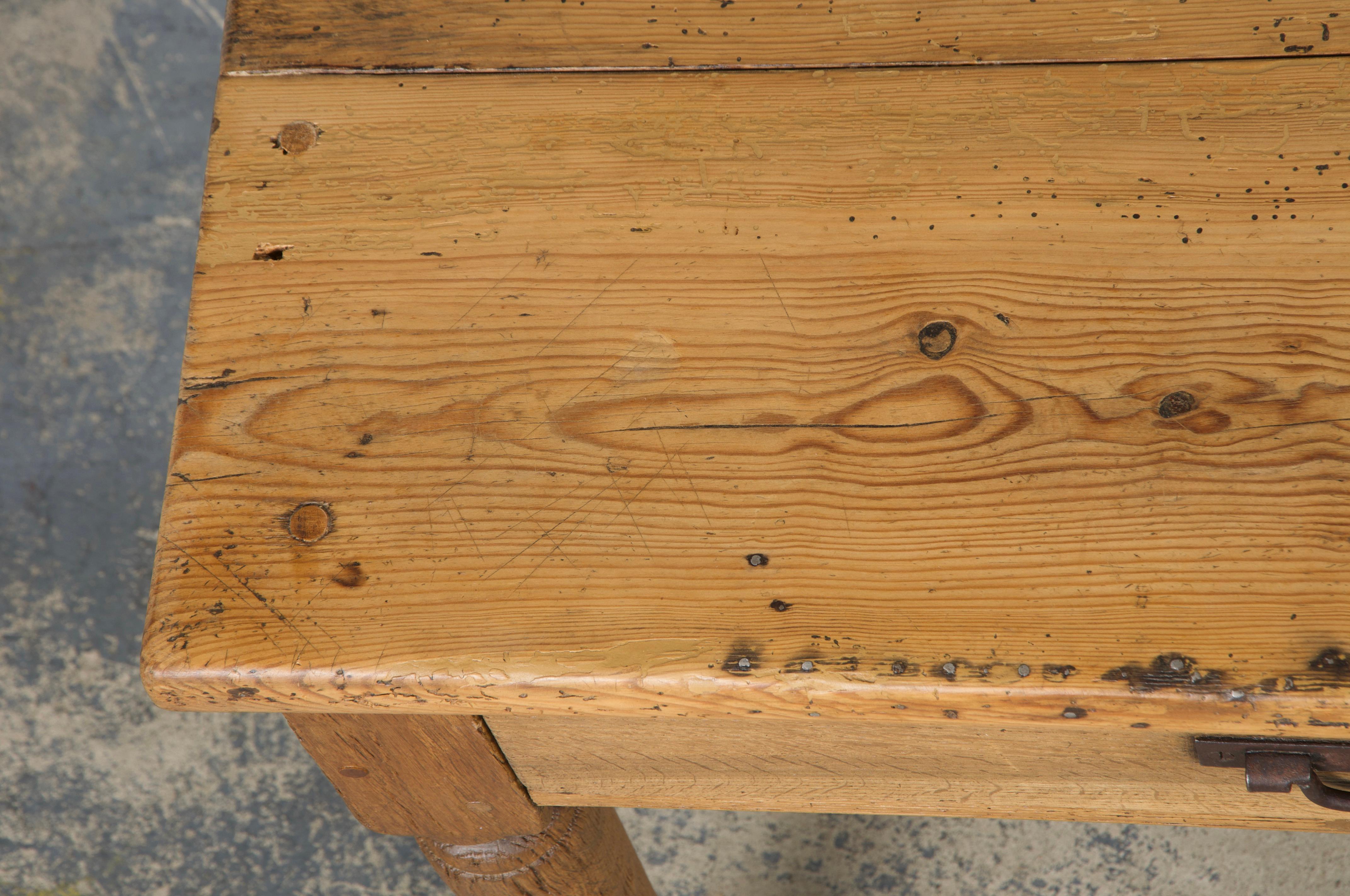 Table de ferme provinciale française du 19ème siècle en bois mélangé Bon état - En vente à Astoria, NY
