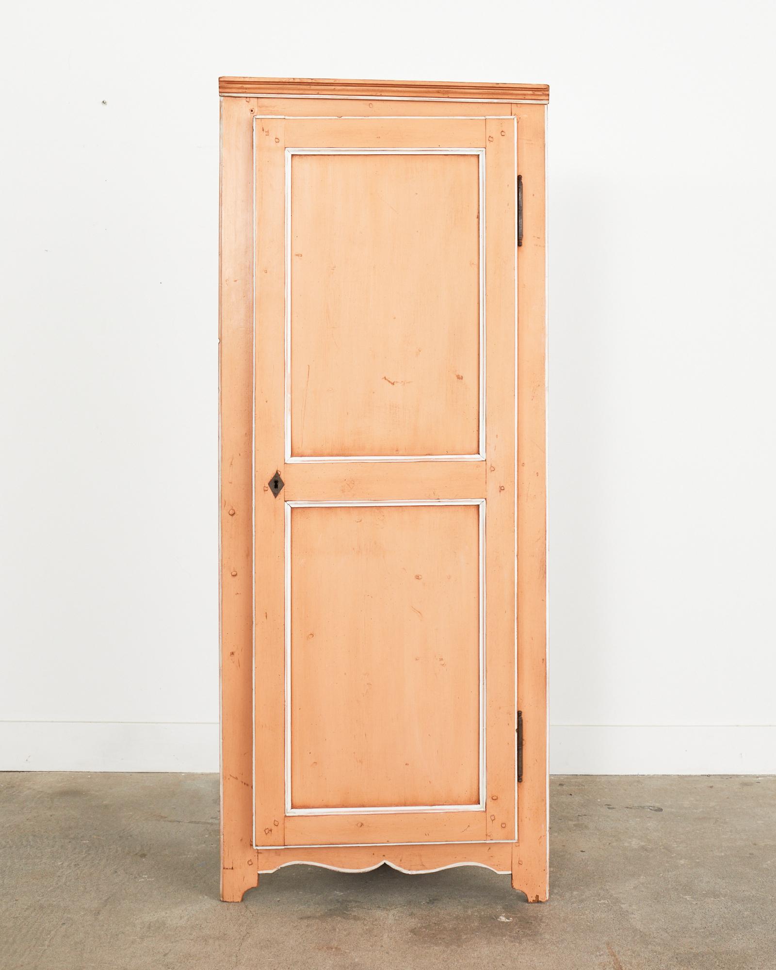 Armoire d'angle provinciale française du 19ème siècle en pin peint en vente 2