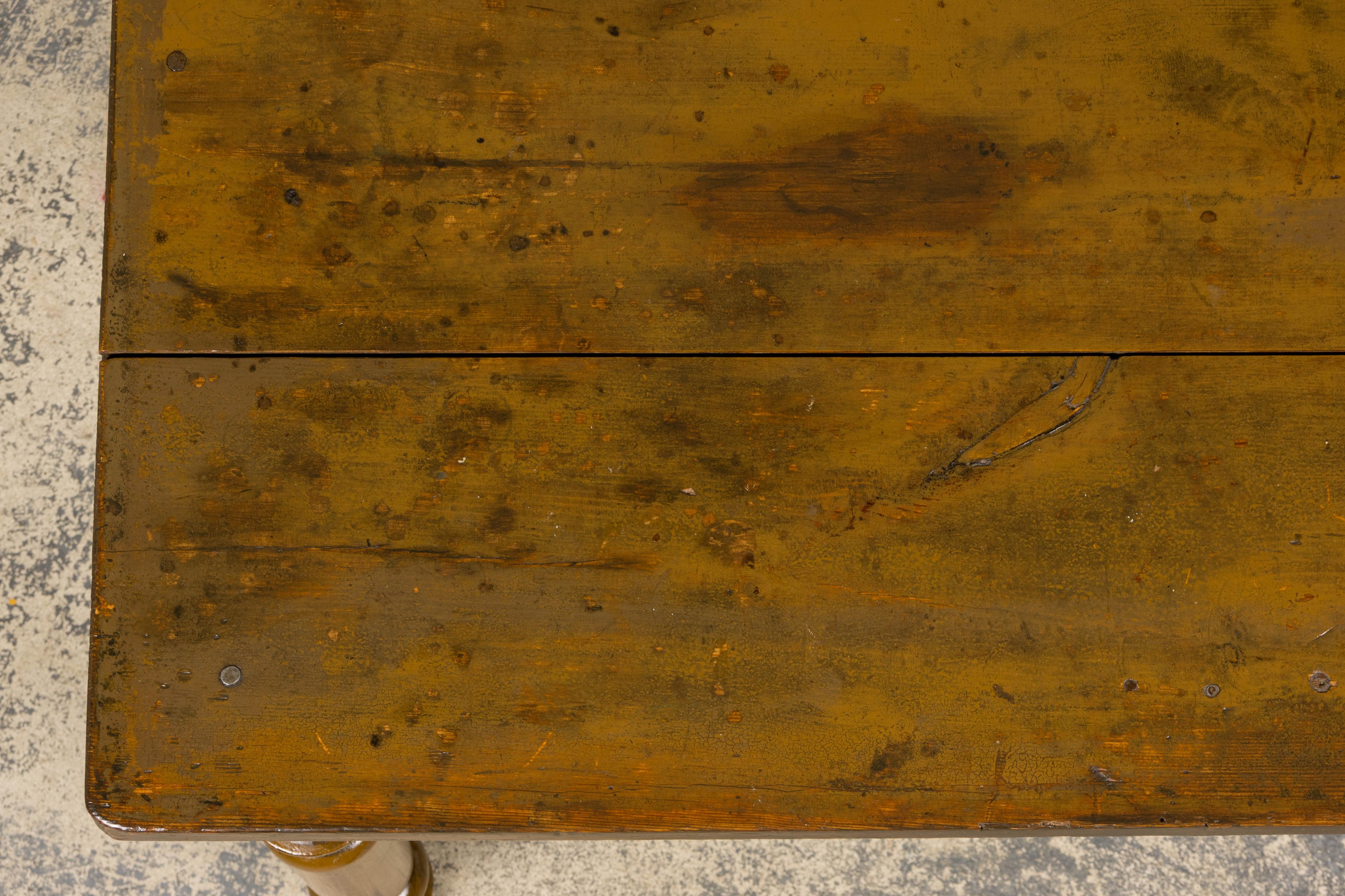 19. Jahrhundert Land Französisch Provincial Gemalt Kiefer Bauernhaus Tisch (Metall) im Angebot