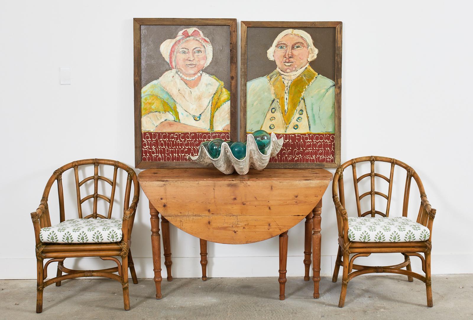 Rustikaler runder Esstisch oder Konsolentisch aus dem 19. Jahrhundert im französischen Landhausstil. Gefertigt aus Kiefernholz mit einer warmen Patina und einem schön gealterten und beschädigten Finish. Der Tisch misst 18,5 Zoll breit mit den